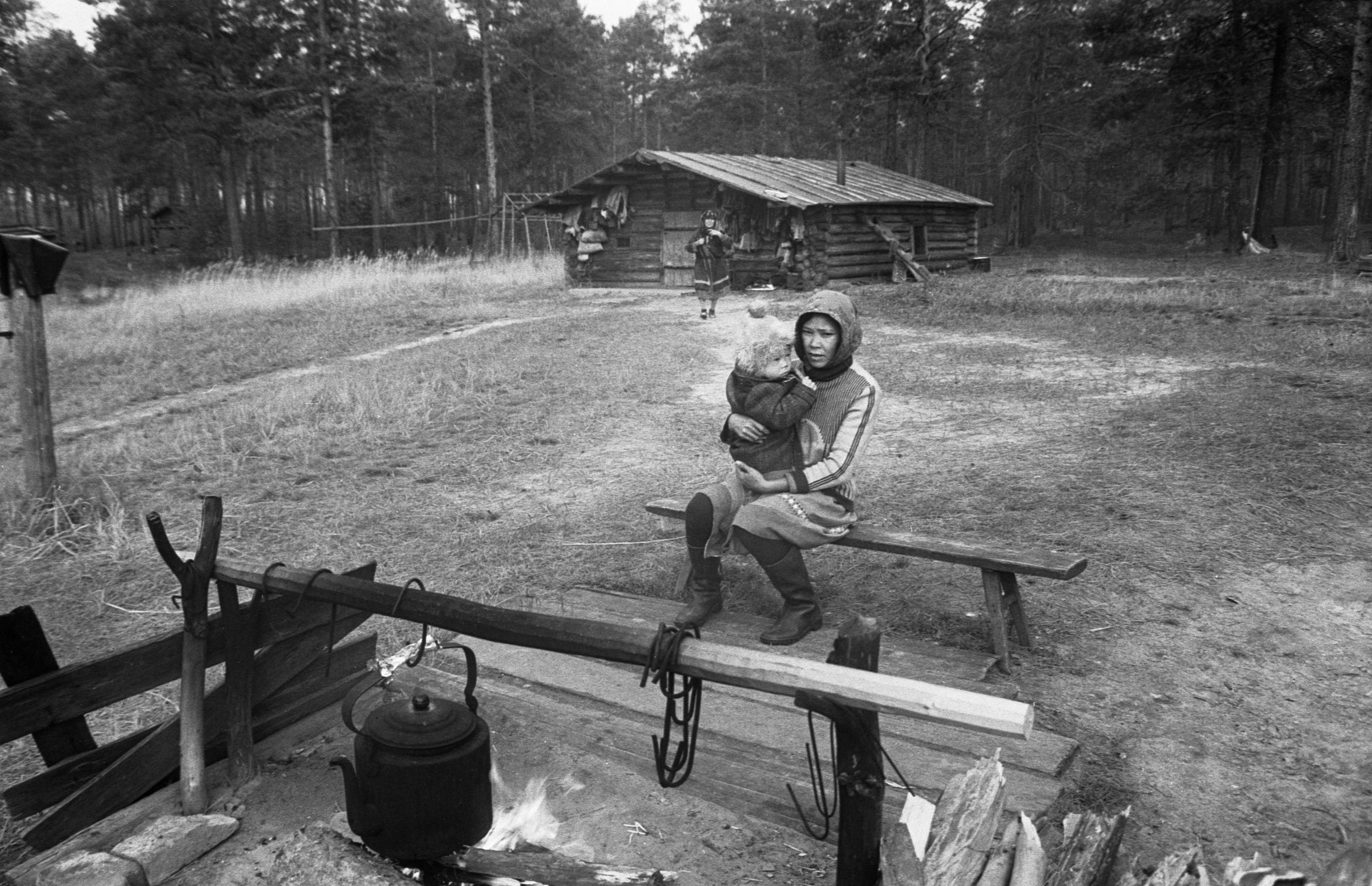 Handi naised ja lapsed tare juures (1988)