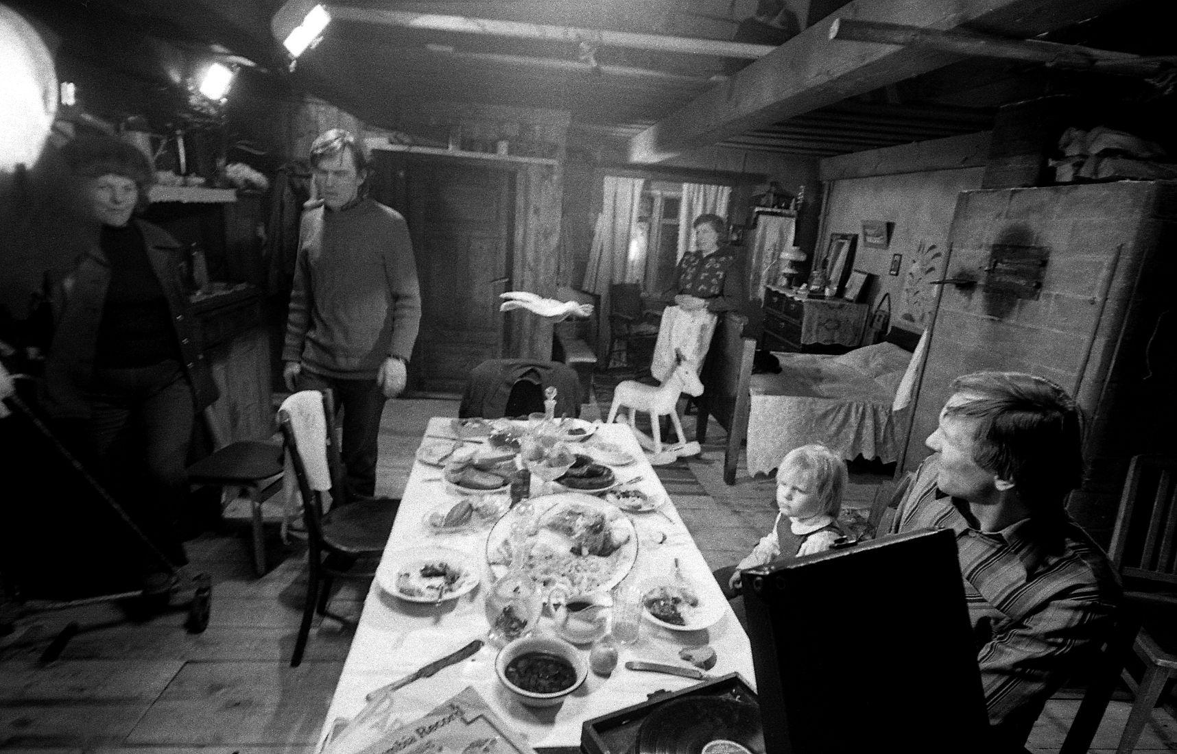 Jõuluõhtu filmimine Pöögelmanni tänava paviljonis. Valgustaja Maimo Aanja, režissöör Olav Neuland, Roosi Piiri osatäitja Nelli Taar, Võõra osatäitja Evald Aavik ja Margus Piiri osatäitja Indrek Korb.