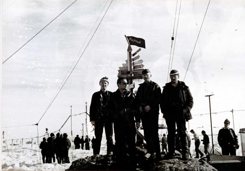Antarktise lõunapoolusel. Viida all seisavad vasakult režissöör-operaator Mati Kask, Antarktika-uurija Enn Kreem, Antarktika-ekspeditsiooni nooremteadur Andres Tarand ja režissöör-operaator Andres Sööt