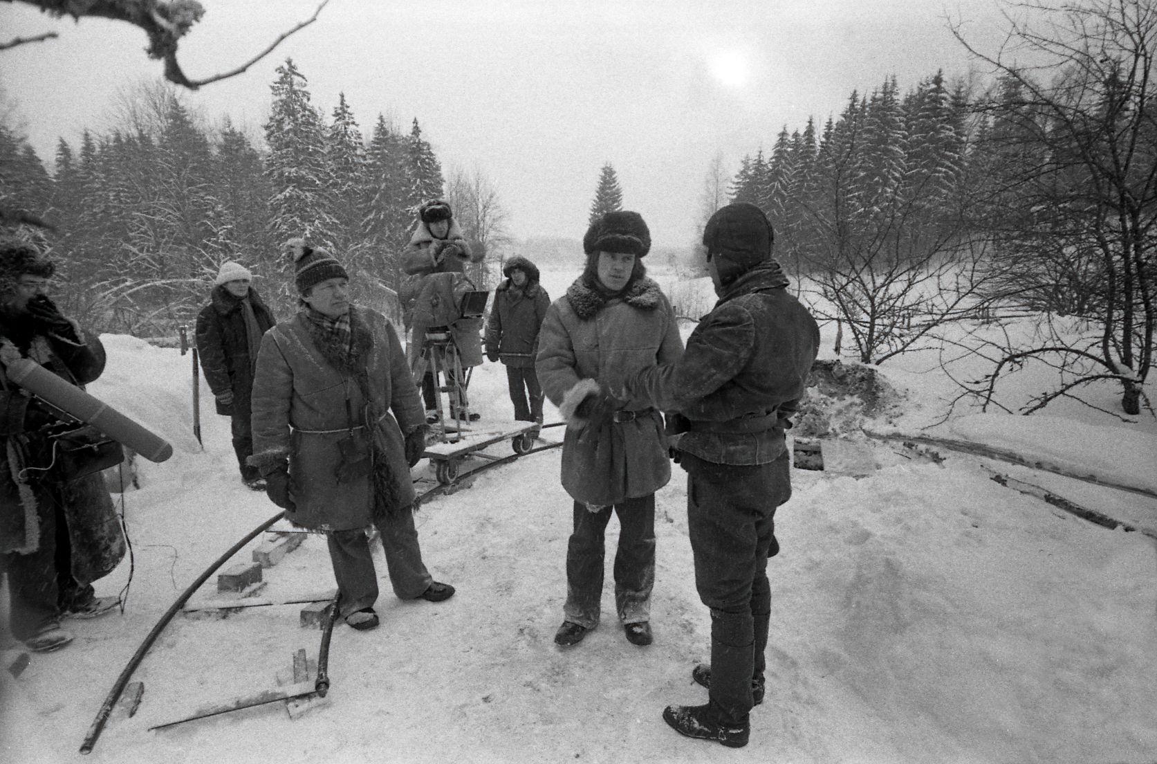 Esiplaanil operaator Arvo Iho, režissöör Olav Neuland ja näitleja Tõnu Kark.
