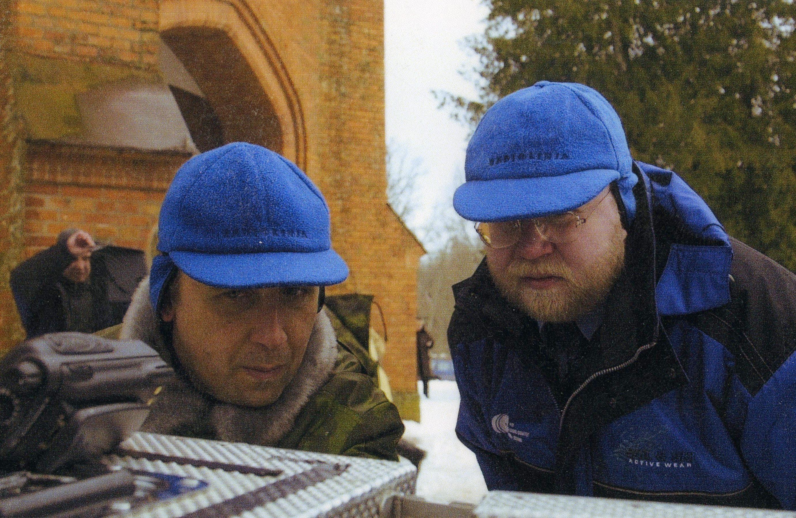 Režissöör Elmo Nüganen ja ajalookonsultant Mart Laar filmivõtetel Sangaste lossi juures - Foto Olav Neuland