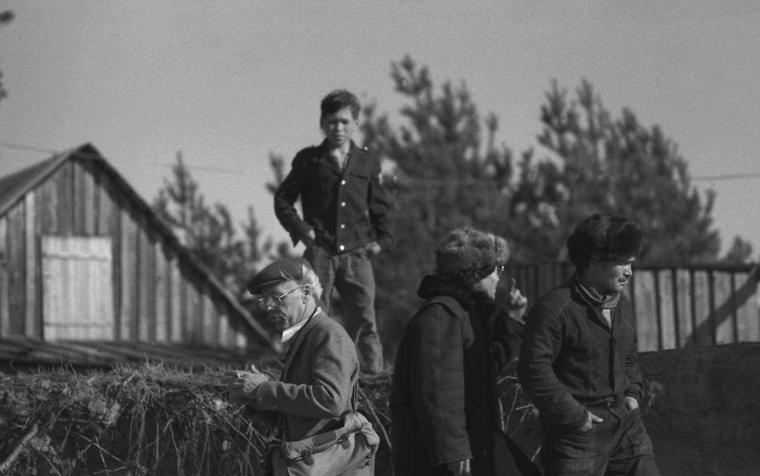 Filmigrupi peatus Agani külas (1985) -  Foto Enn Säde