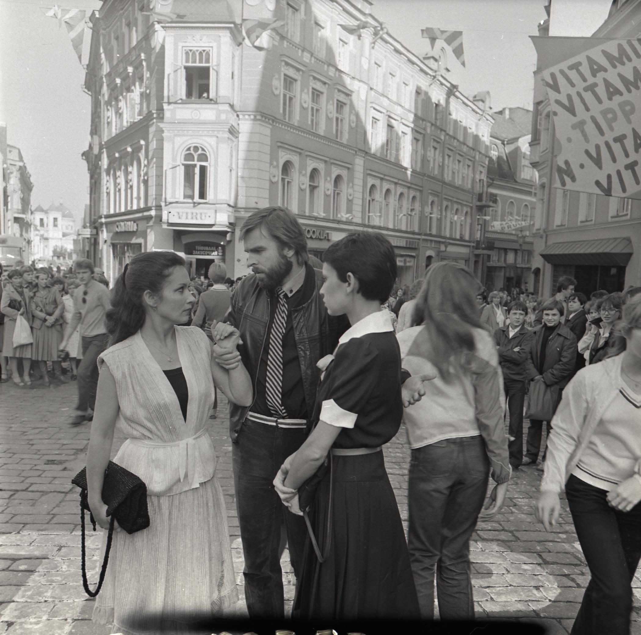 Filmivõtted Vanal turul Tallinnas. Katrin Pruuni osas Els Himma, Vello Pruuni osas Martin Veinmann, Irise osas Galina Abdrahmanova