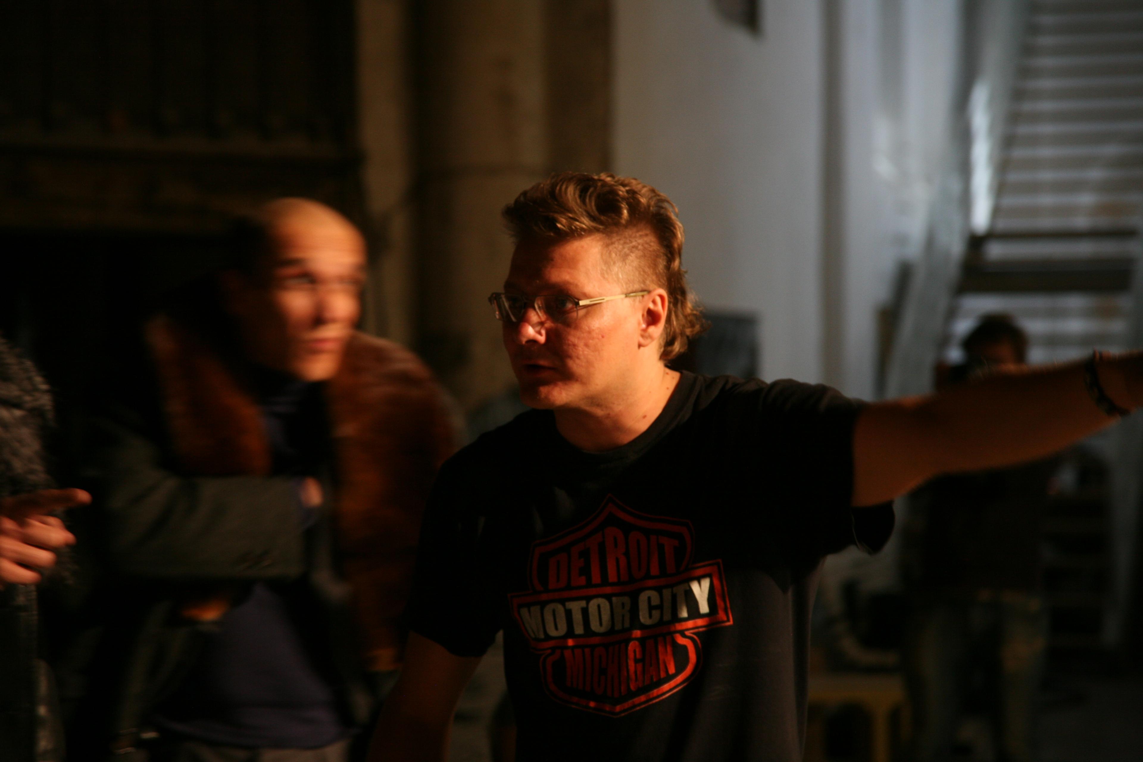 Esiplaanil režissöör Rainer Sarnet - Foto Peeter Laurits - Homeless Bob Production