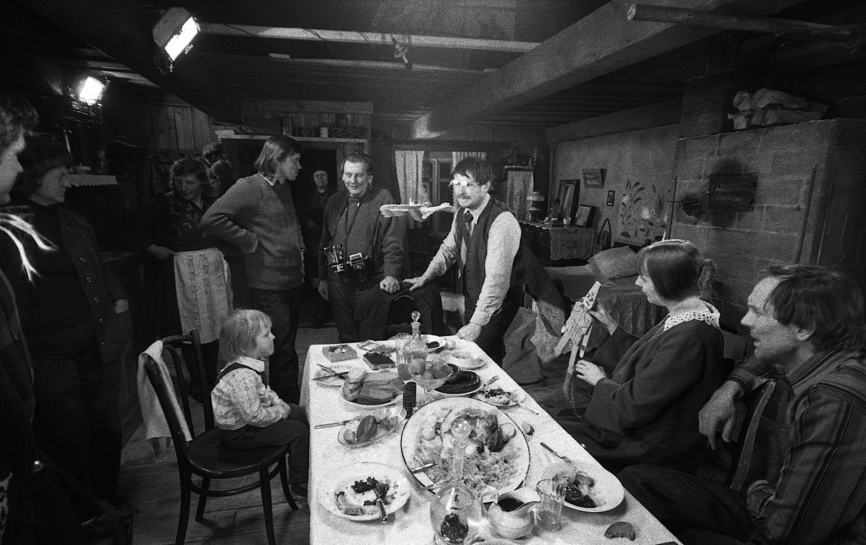 Valgustaja Maimo Aanja, laua taga Margus Piiri osatäitja Indrek Korb, Roosi Piiri osatäitja Nelli Taar, režissöör Olav Neuland, taga ukse peal II režissöör Salme Poopuu, fotograaf Villu Reiman, Jüri Piiri osatäitja Rudolf Allabert, Liisa Piiri osatäitja Anne Maasik ja Võõra osatäitja Evald Aavik.