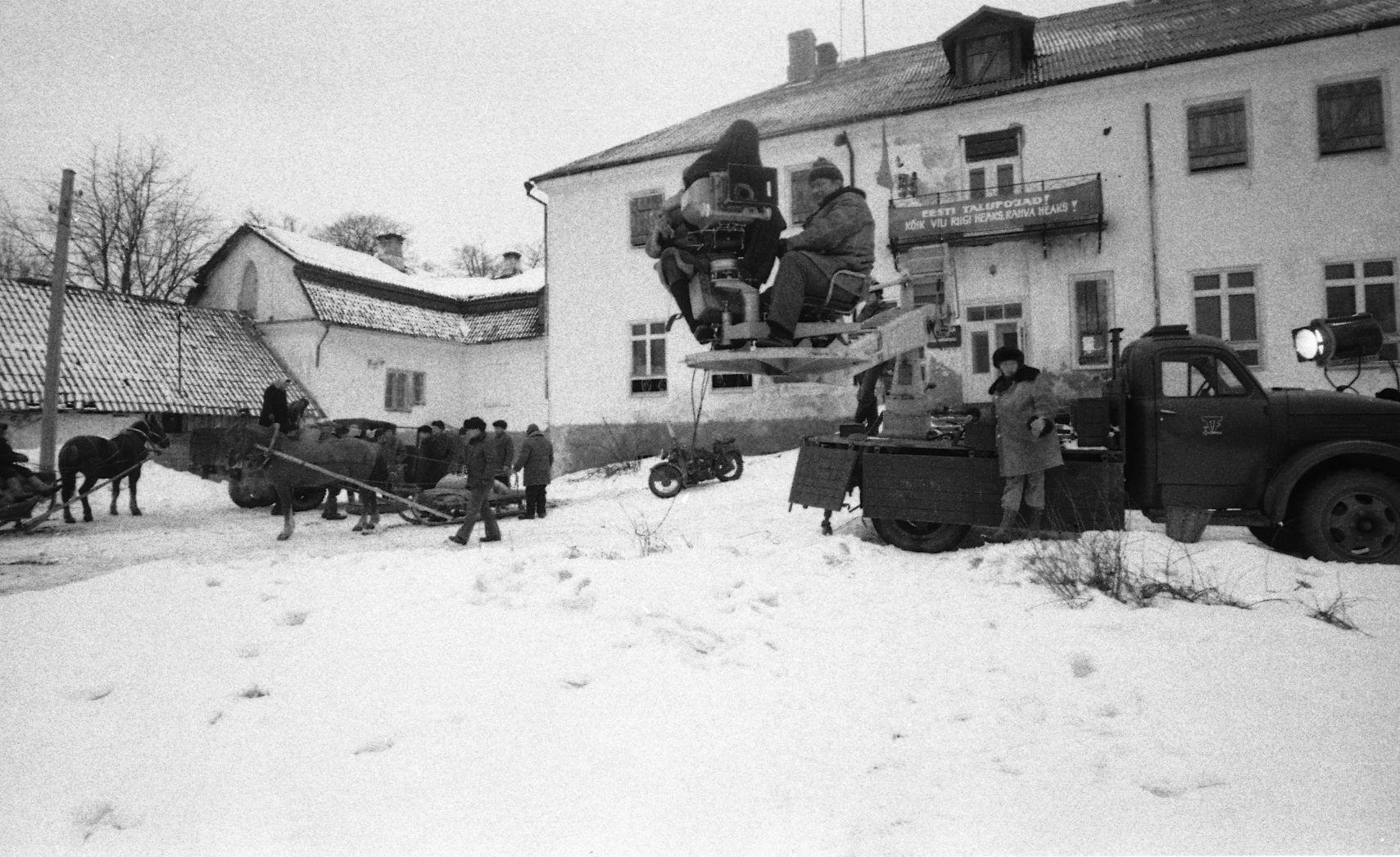 Viljavoori filmimine Ruusmäel. Kraana peal operaator Arvo Iho.