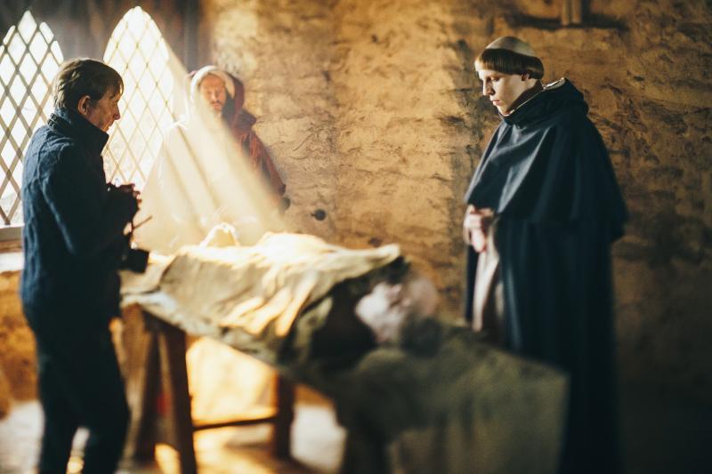 Mängufilm Apteeker Melchior (2022) - Fotod Robert Lang, Liisabet Valdoja, Jan Viljus, Eneli Rohtla, Ilja Smirnov, Anastassia Volkova, Gerli Tooming - Taska Film, Nafta Films, Apollo Film Productions, HansaFilm