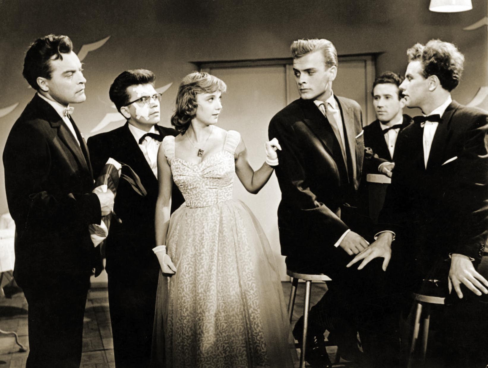 Mängufilm „Vallatud kurvid“ (1959) - Raivo osas Rein Aren, Peetri osas Jaanus Orgulas, kaksikõdede Vaike ja Mareti osas Terje Luik, Heino osas Peeter Šmakov, Tommi osas Heiki Roots