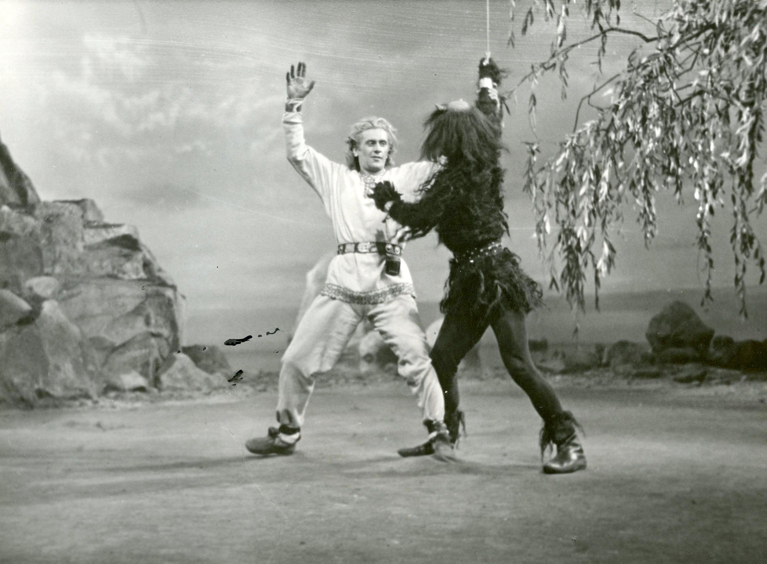 Stseen balletist „Kalevipoeg“ (helilooja Eugen Kapp, ballettmeistrid Ida Urbel, Udo Väljaots). Kalevipoeg - Ülo Rannaste, Sorts - Boris Blinov
