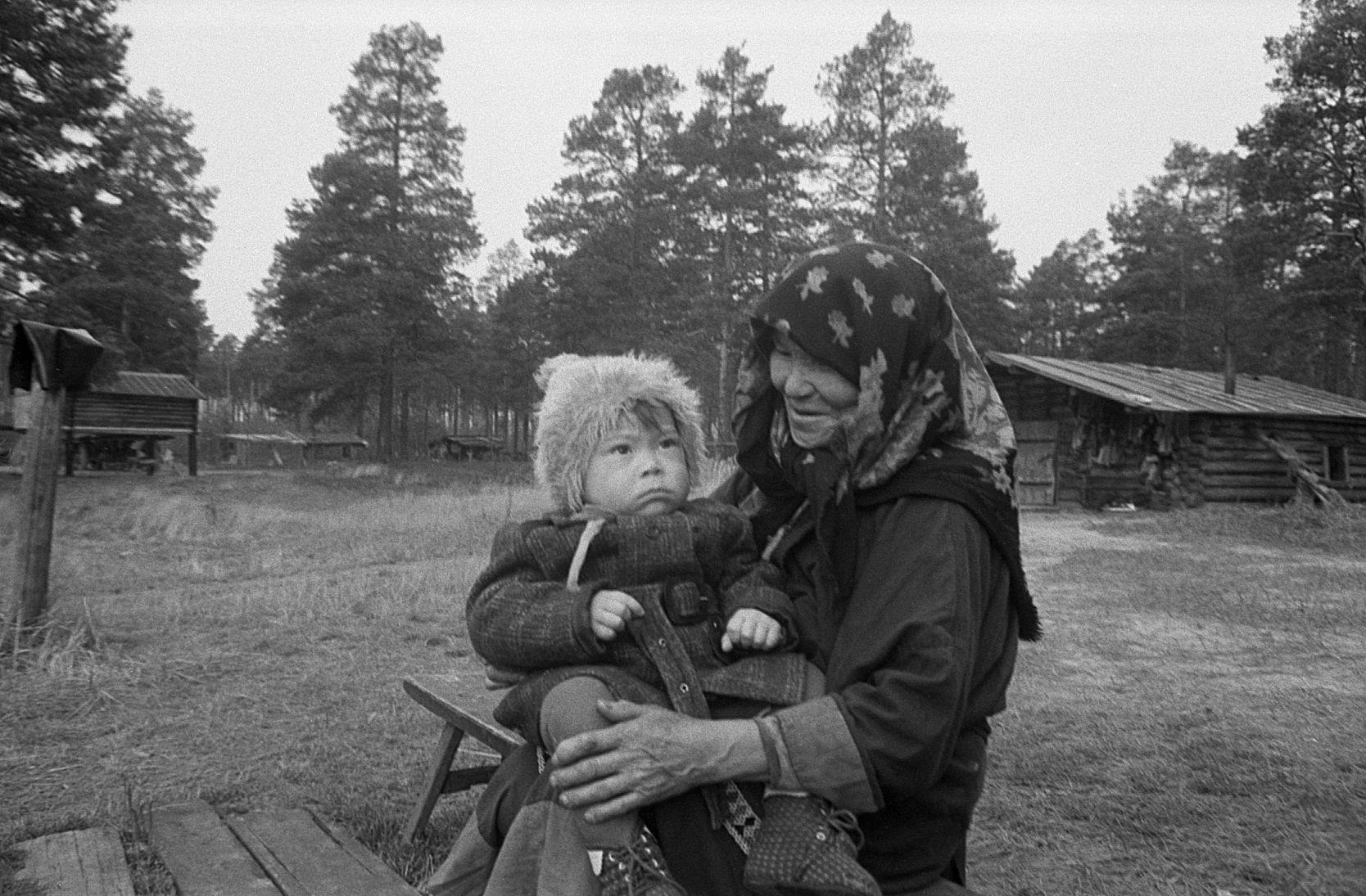 Handi naised ja lapsed tare juures (1988)