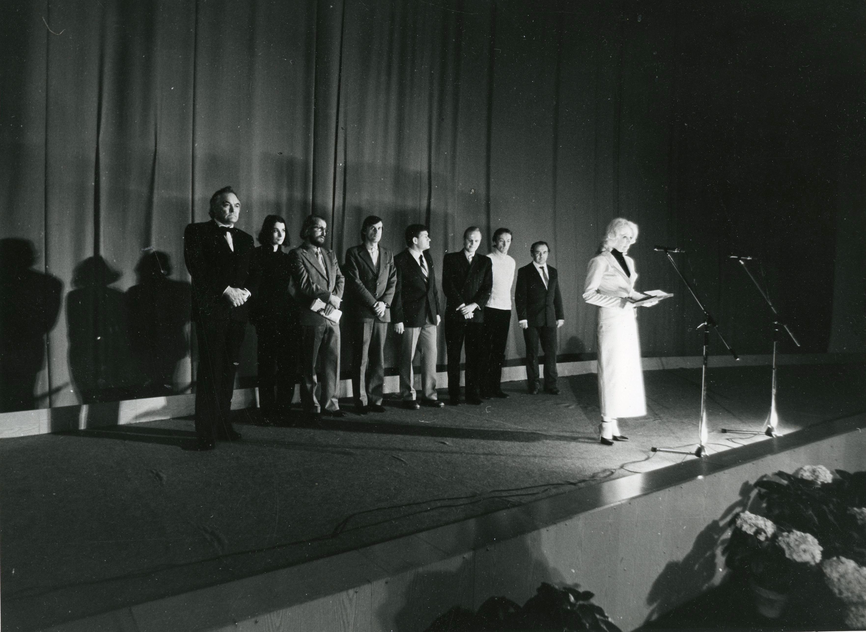 Osvald Rassi osatäitja Rein Aren, Ragne osatäitja Rita Raave, kirjanik Teet Kallas, režissöör Olav Neuland, operaator Arvo Iho, helilooja Sven Grünberg, Tarmo osatäitja Sulev Luik, kunstnik Heikki Halla. Mikrofoni taga näitleja Eve Kivi - Foto Jaan Rõõmus