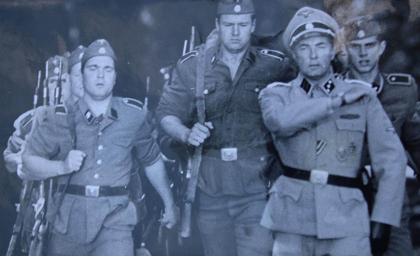 Konstantin Märska Tallinna Kinostuudios filmikaamera juures (1947) - Filmiarhiivi kogu
