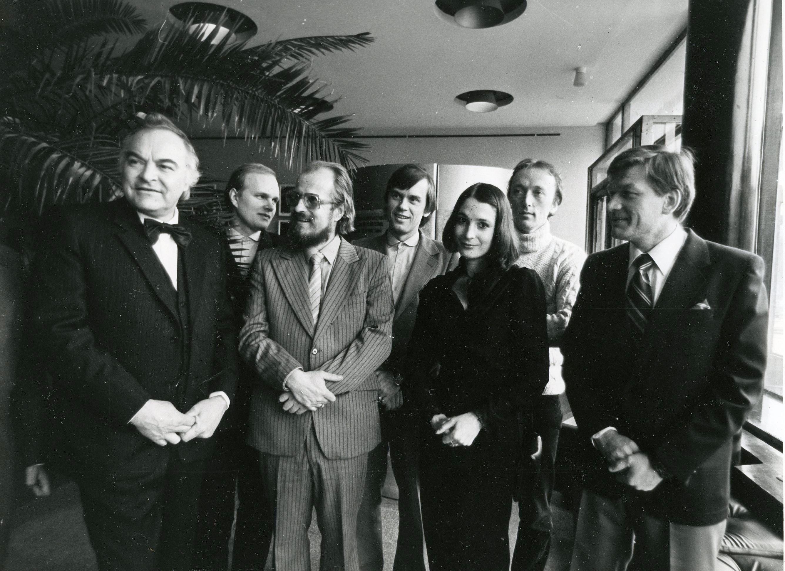 Mängufilm „Corrida“ (1982) tegijad. Esireas Osvald Rassi osatäitja Rein Aren, kirjanik Teet Kallas, Ragne osatäitja Rita Raave, operaator Arvo Iho. Tagareas helilooja Sven Grünberg, režissöör Olav Neuland, Tarmo osatäitja Sulev Luik - Foto Jaan Rõõmus