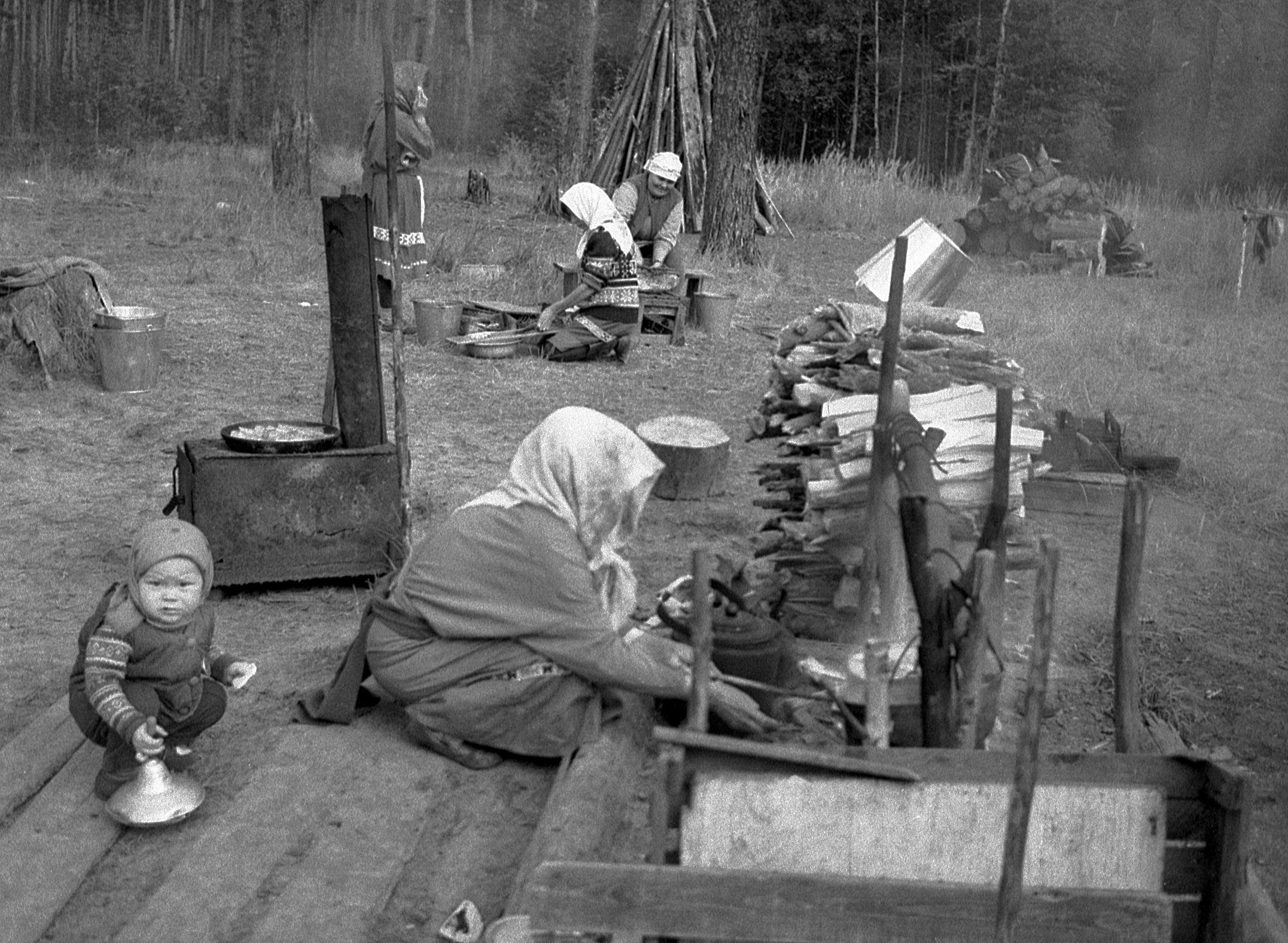 Filmigrupi söögipaus - Foto Maie Jõgi