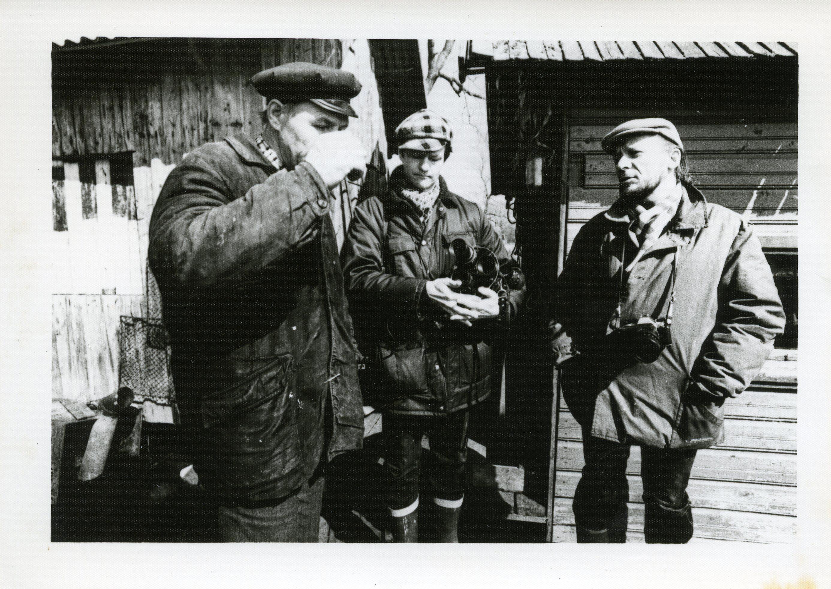 Jaan Saks, operaator Peeter Ülevain ja režissöör Peeter Tooming Praaga külas 1986. aastal - Foto Peeter Linnap - Peeter Toominga kogu