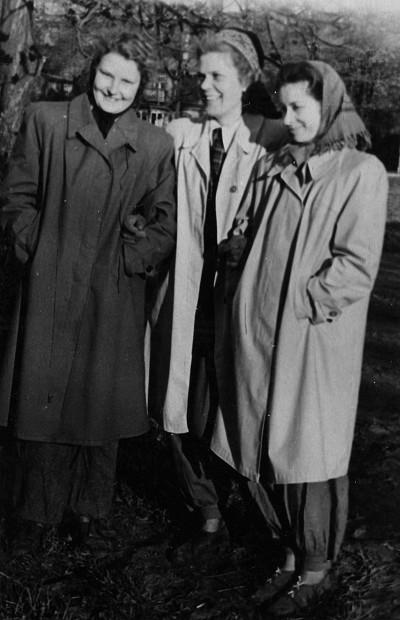 Leili Karpa, raamatupidaja ja Virve Sirel Tallinna linna taastamistöödel (1950?)