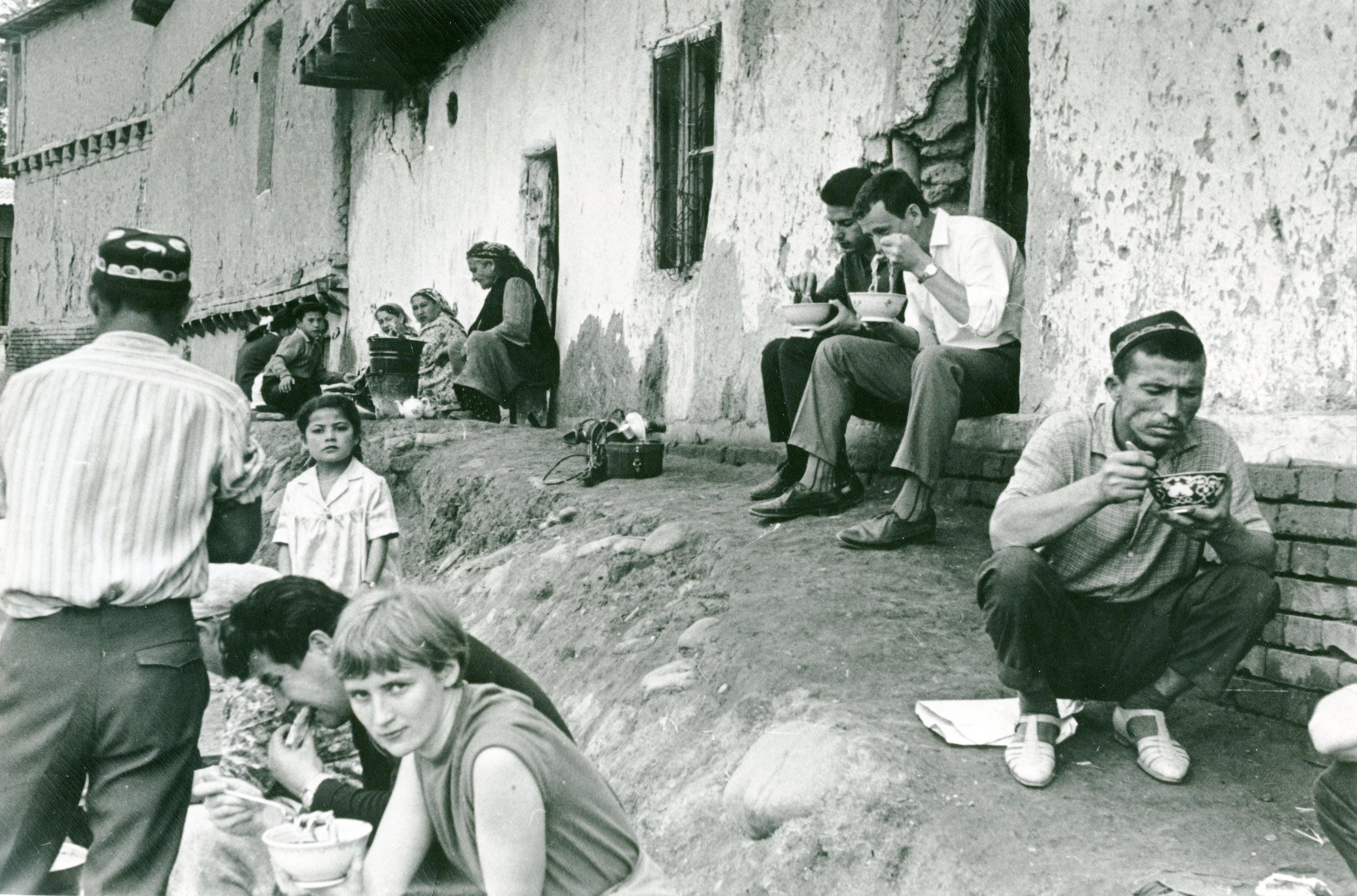 Lagmani söömine Taškendi turul. Esiplaanil Vaike Mesila (1967)