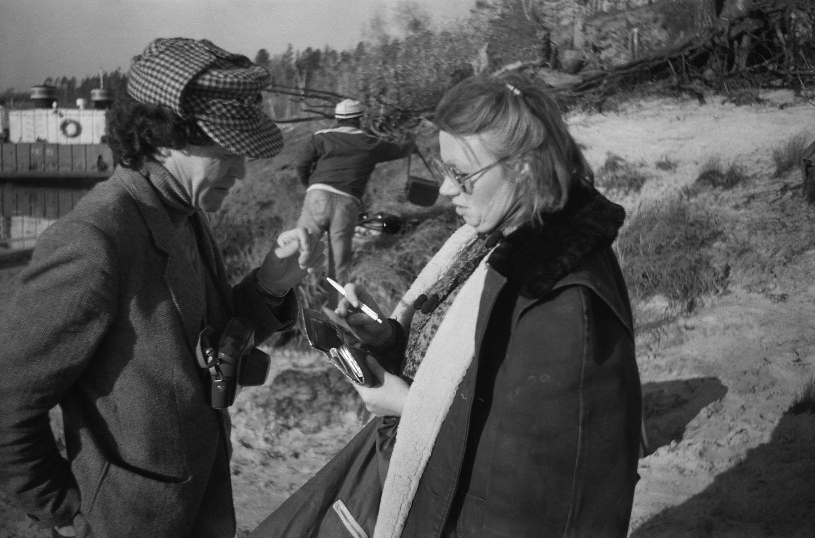 Filmigrupi peatus Agani külas (1985) -  Foto Enn Säde