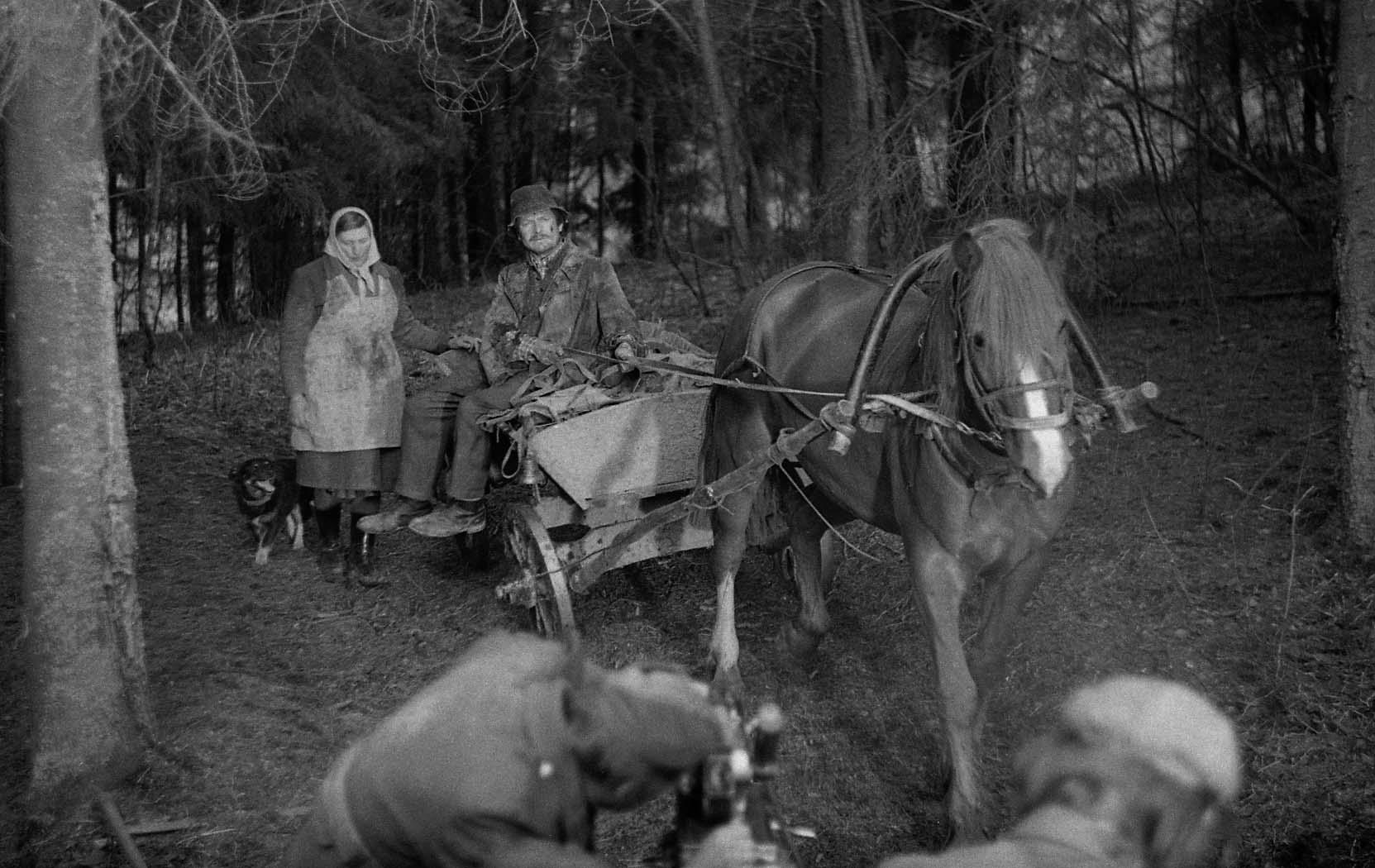 Filmi algusepisood,  perenaine ja  peremees tulevad õhkulennand lehma jäänustega. Roosi Piiri osatäitja Nelli Taar ja Jüri Piiri osatäitja Rudolf Allabert. 