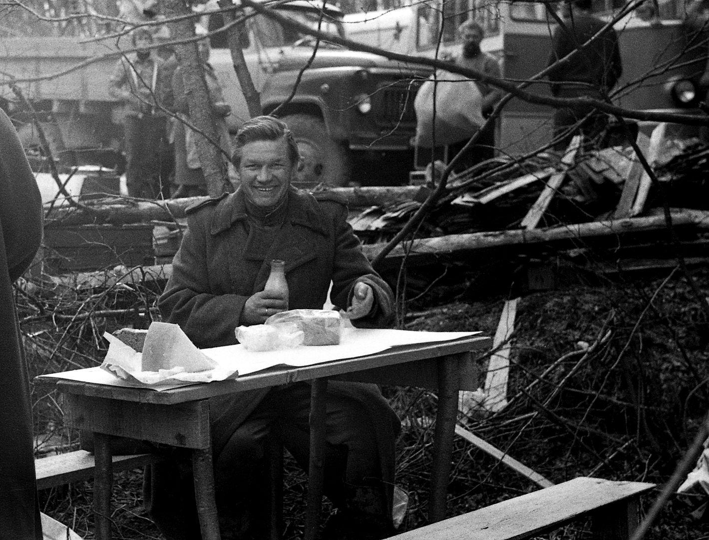 Arvo Iho võtab einet. Viimased võtted. Iho on perepoja osatäitjana nõukogude armee mundris.