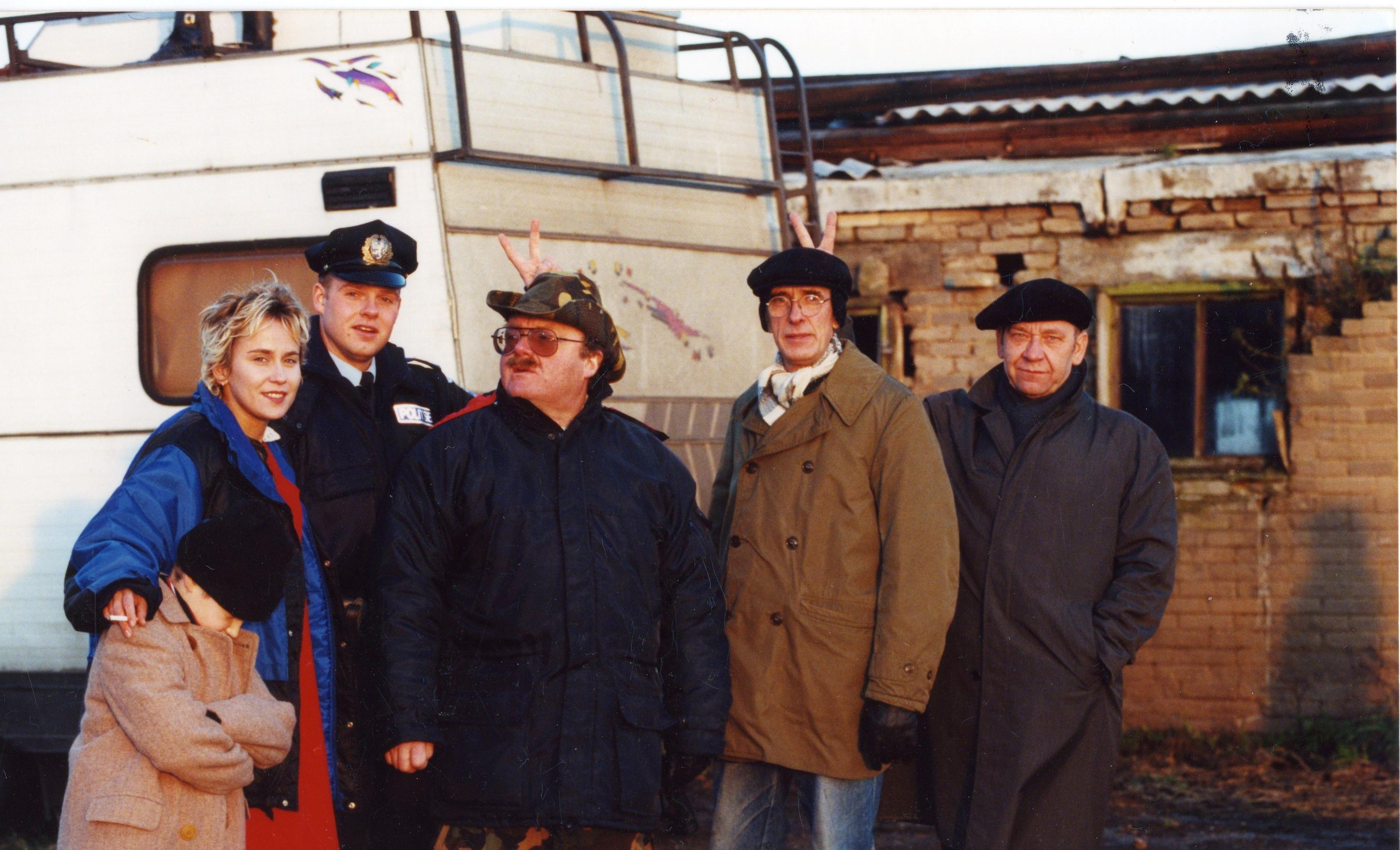 Filmivõtetel - Pavo osatäitja Atis Tenbergs, Margita osatäitja Rēzija Kalniņa, Arnoldi osatäitja Tiit Sukk, stsenarist ja režissöör Peeter Simm, Adolfi osatäitja Lembit Ulfsak, dr Lepiku osatäitja Tõnu Kark