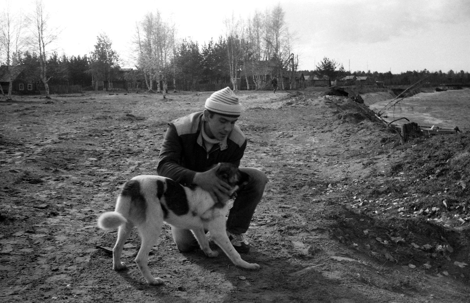 Filmigrupi peatus Agani külas (1985) -  Foto Enn Säde