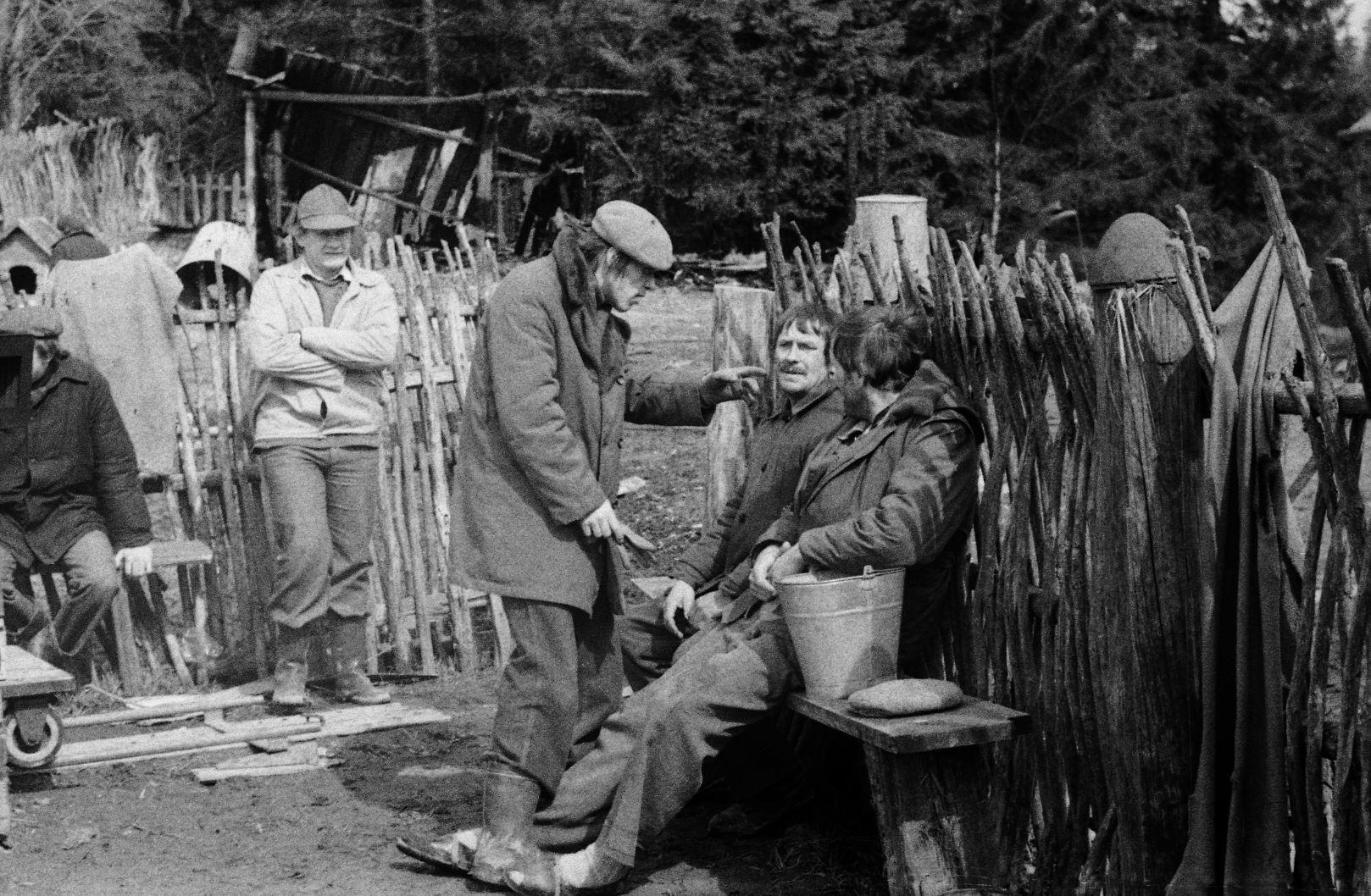 Alamahtja taluõuel. Arvo Iho, Olav Neuland, Rudolf Allabert ja Evald Aavik.