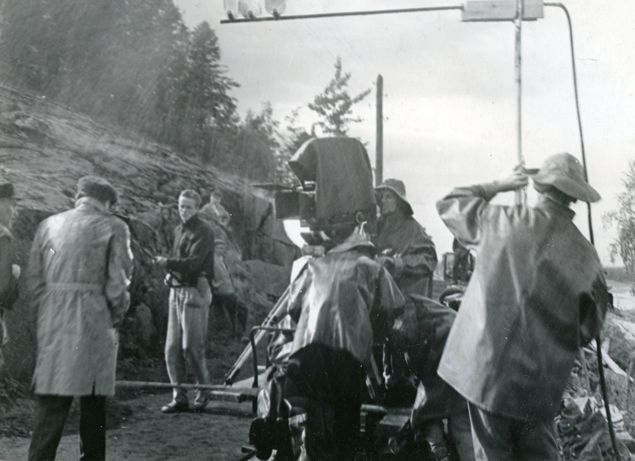 Filmivõtted. Niglase osatäitja Kaarel Karm, Kandeli osatäitja Arnold Sikkel, filmigrupi liige Heido Oja, operaator Harry Rehe