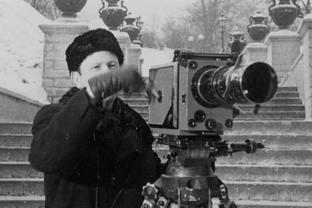Ringvaate Nõukogude Eesti filmigrupp Võidu väljakul filmimas. Harjumäe treppide juures on kaamera taga Vladimir Parvel. Kaader kinokroonikast „Päev Tallinna Kinostuudios“ (1950), Ringvaade „Nõukogude Eesti“ nr 4, 10. veebruar 1950, 3/4