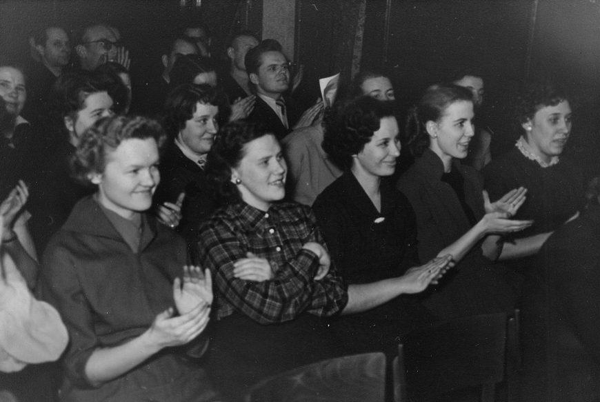 Kinostuudio saalis 1957. aastal. I reas vasakult Airi Kasera, Edel Raie, Virve Sirel, Vaike Roos, Lehte ? . II reas Airi Kasera taga Reet Koit (Land) ja Maire Põlm (Lutter, Laubach, Jaakson). III reas Igor Jeltsov.