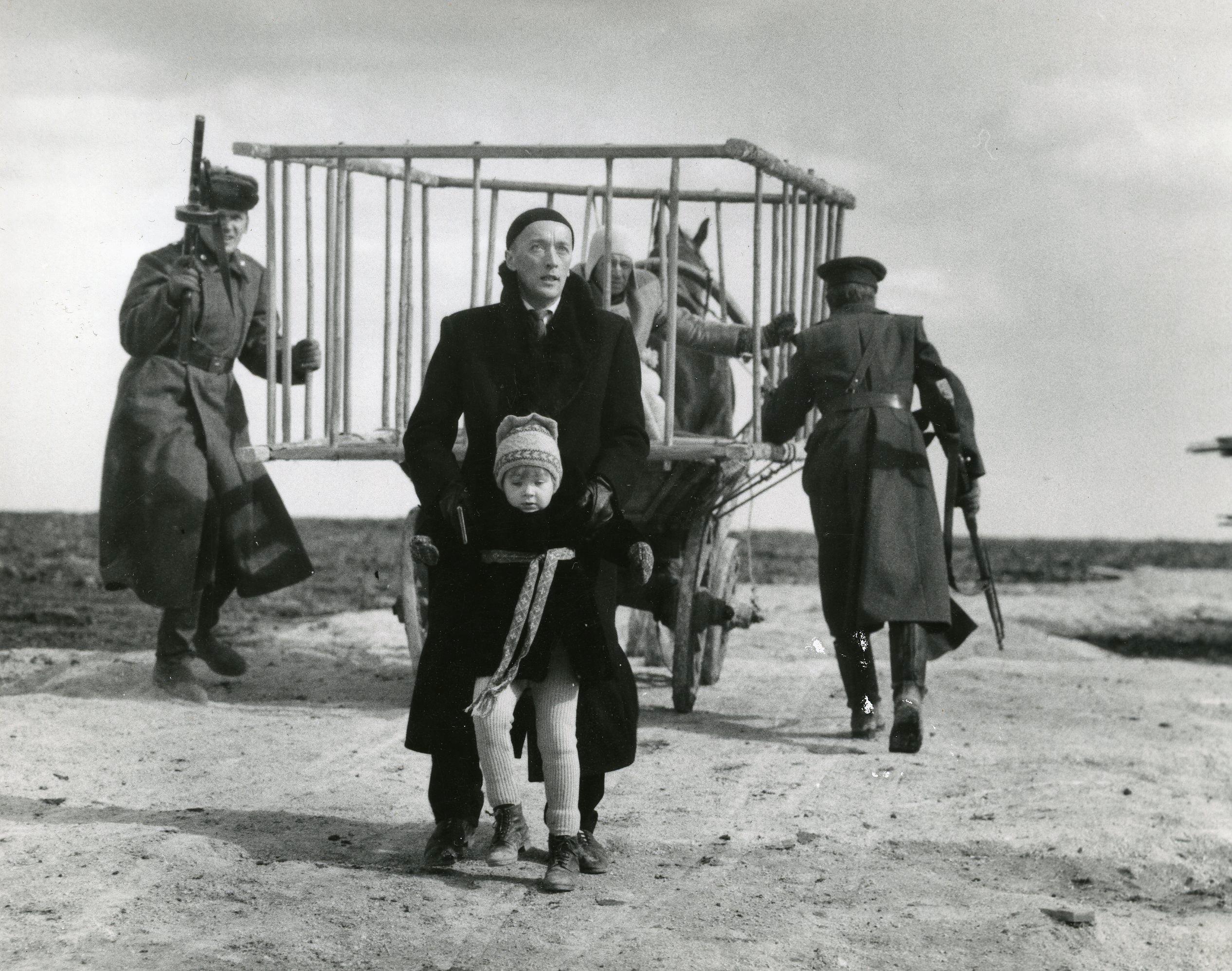 Mängufilm „Äratus“ (1989) - I linnamehe osas Sulev Luik, väikese Liisi osas Liina Litrop - Foto Viktor Mentunen