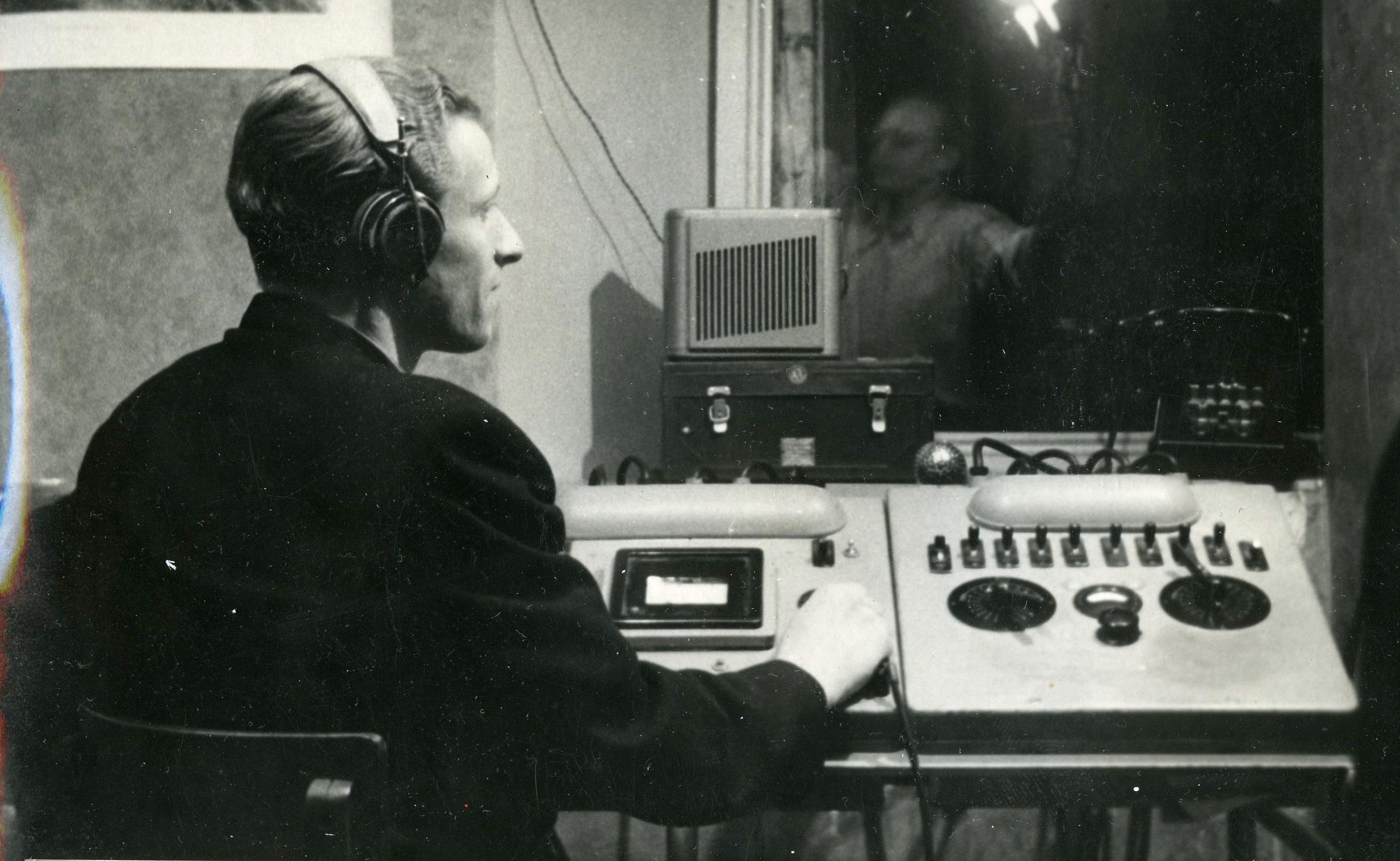 Kinostuudio heliosakonna mikseripult 1950ndate alguses. Helioperaator Raimond Schönberg, dublaaži režissöör Aleksandr Mandrõkin
