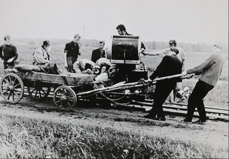 Kaarel Karm, II operaator Teet Taumi, operaator Mihhail Dorovatovski, režissöör Kaljo Kiisk mängufilmi „Jäljed“ (1963) filmivõtetel – Perekond Järveti kogu