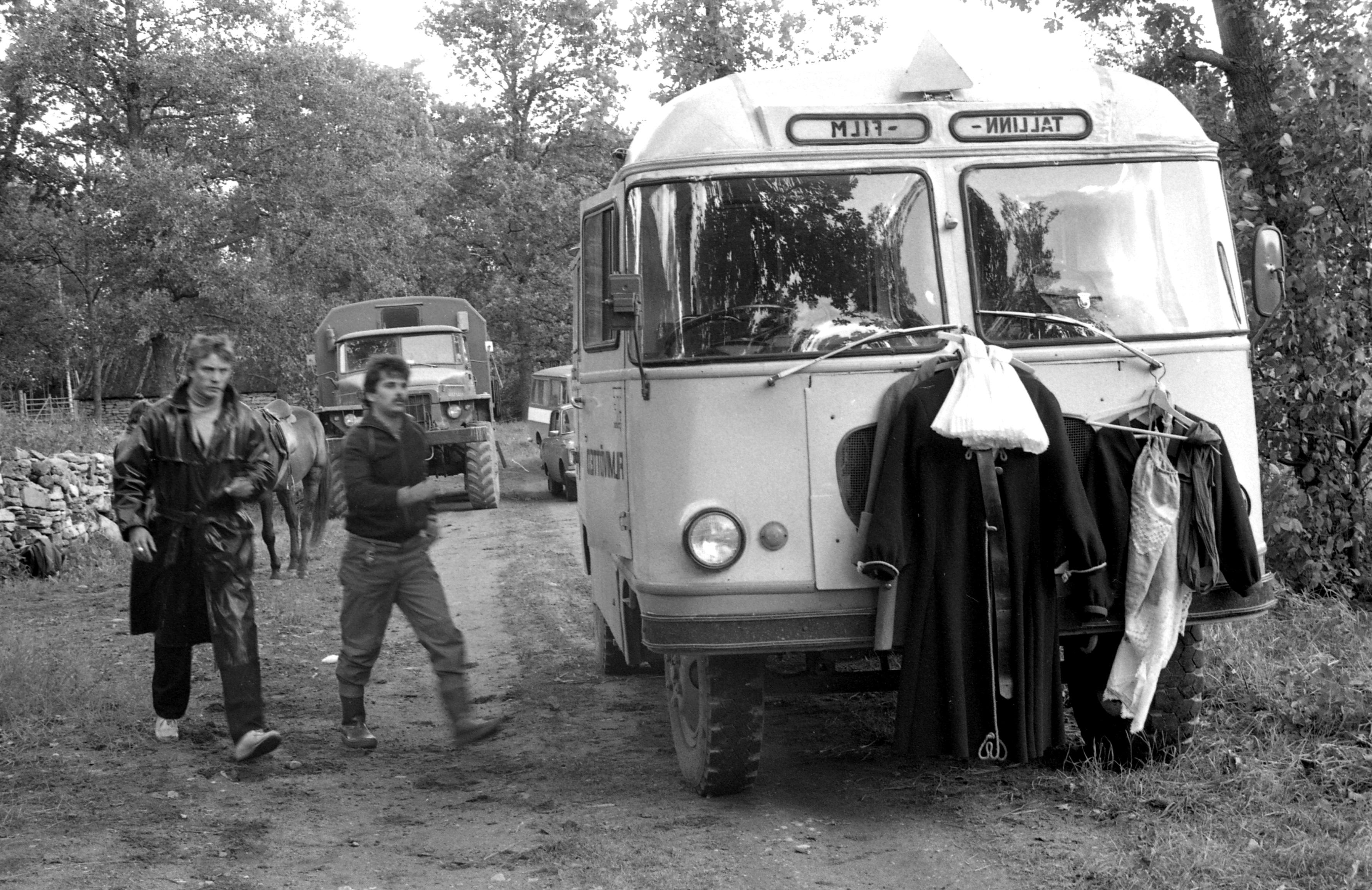 Filmivõtted Rocca-al-Mare Vabaõhumuuseumis. Vasakul pürotehnik Peep Kriisa 