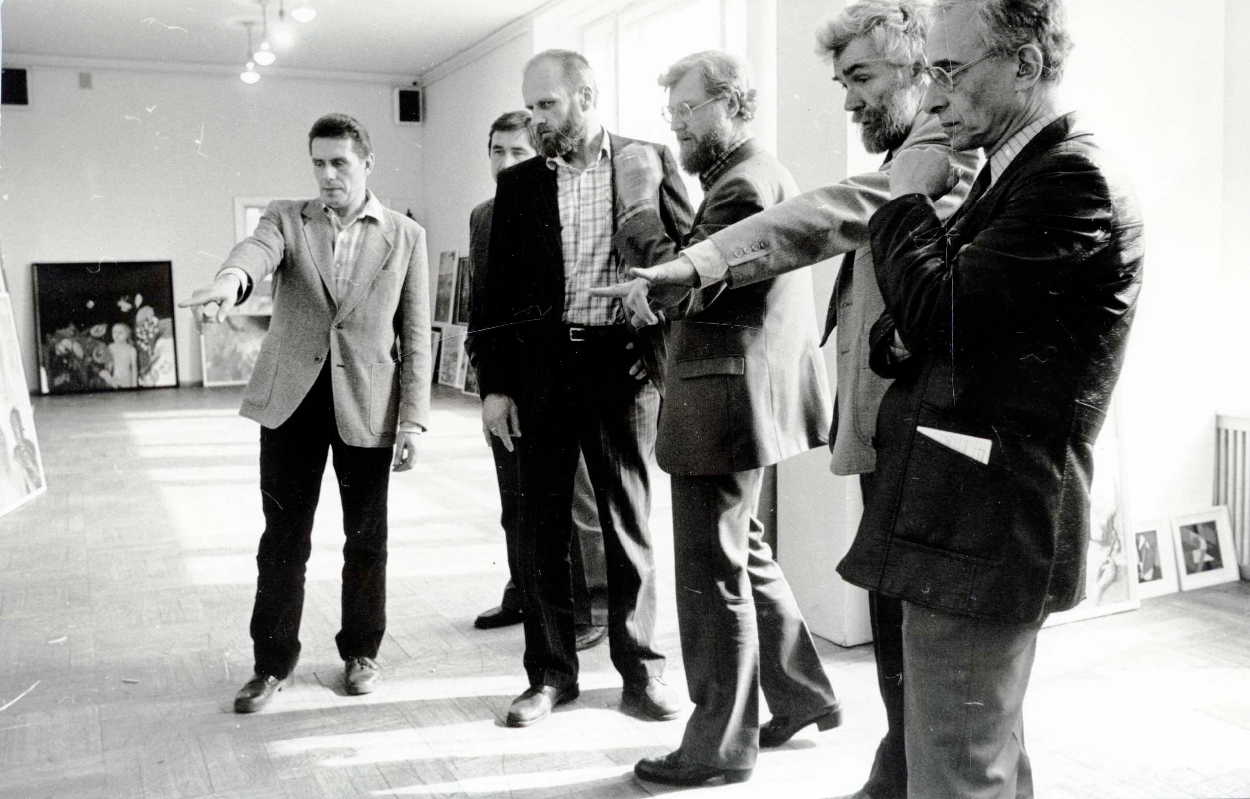 Kunstihoone kevadnäitus 1983. Vasakult: maalikunstnik Olev Subbi, maalikunstnik Jüri Arrak, maalikunstnik Tiit Pääsuke, maalikunstnik Enn Põldroos ja kunstiteadlane Boris Bernštein
