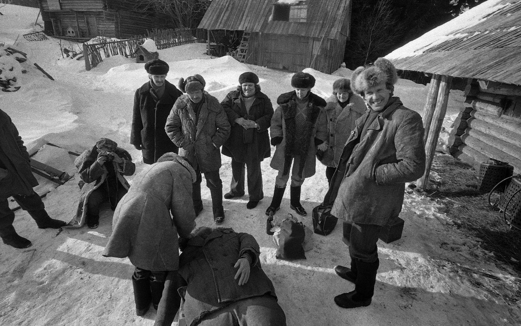 Võtterühm metsavenna laibatopise ümber. 