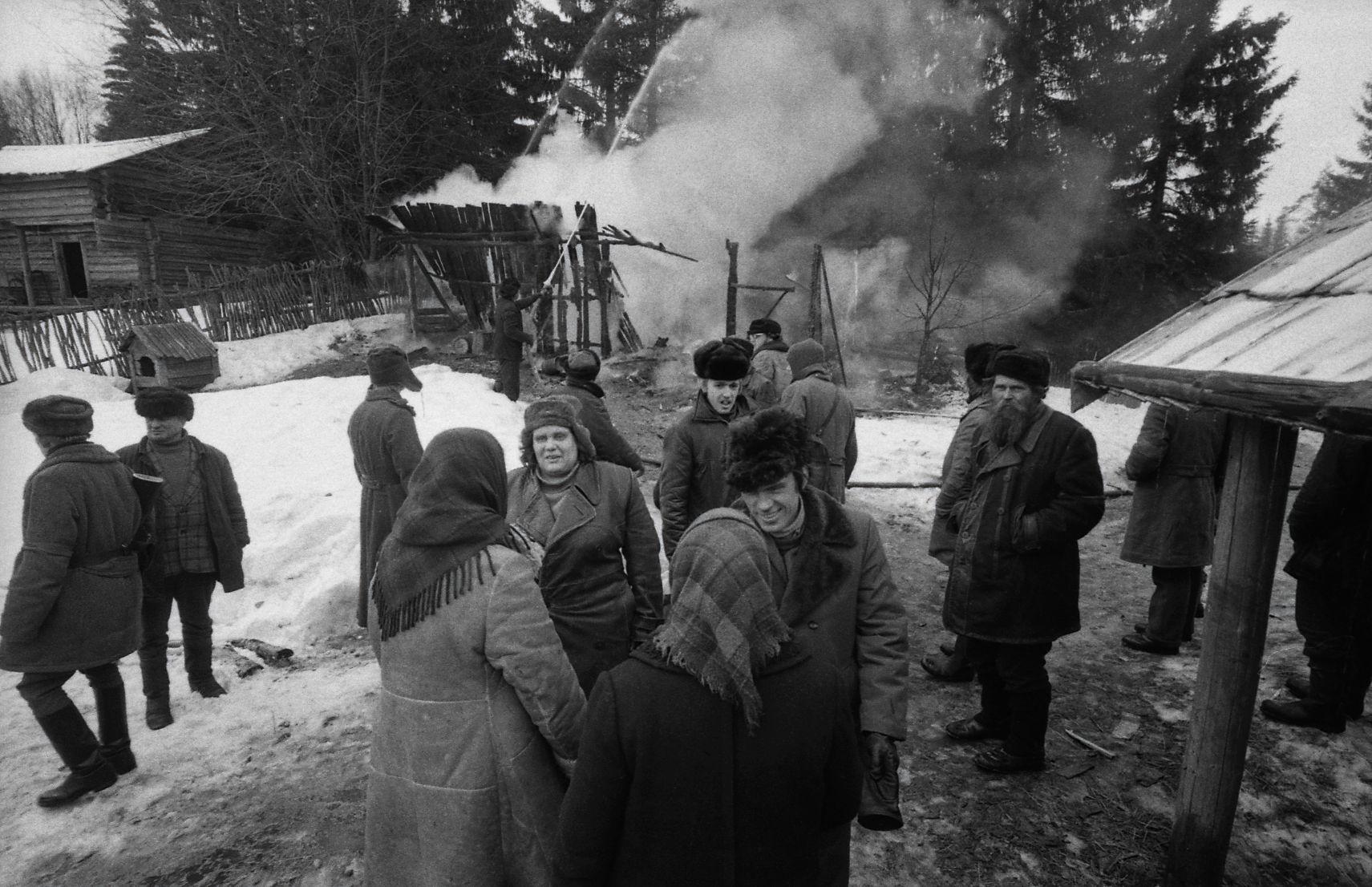 Finaali filmimine. Seljaga heledas kasukas Liisa Piiri osatäitja Anne Maasik, tumedas Roosi piiri osatäitja Nelli Taar, nahkmantlis II režissöör Salme Poopuu, kätt surub režissöör Olav Neuland. Habemik on kohalik mees, hüüdnimega Haanja Hirm, tõi kaasa lühikeseks saetud rauaga püssi ja tegi hirmsat pauku. 