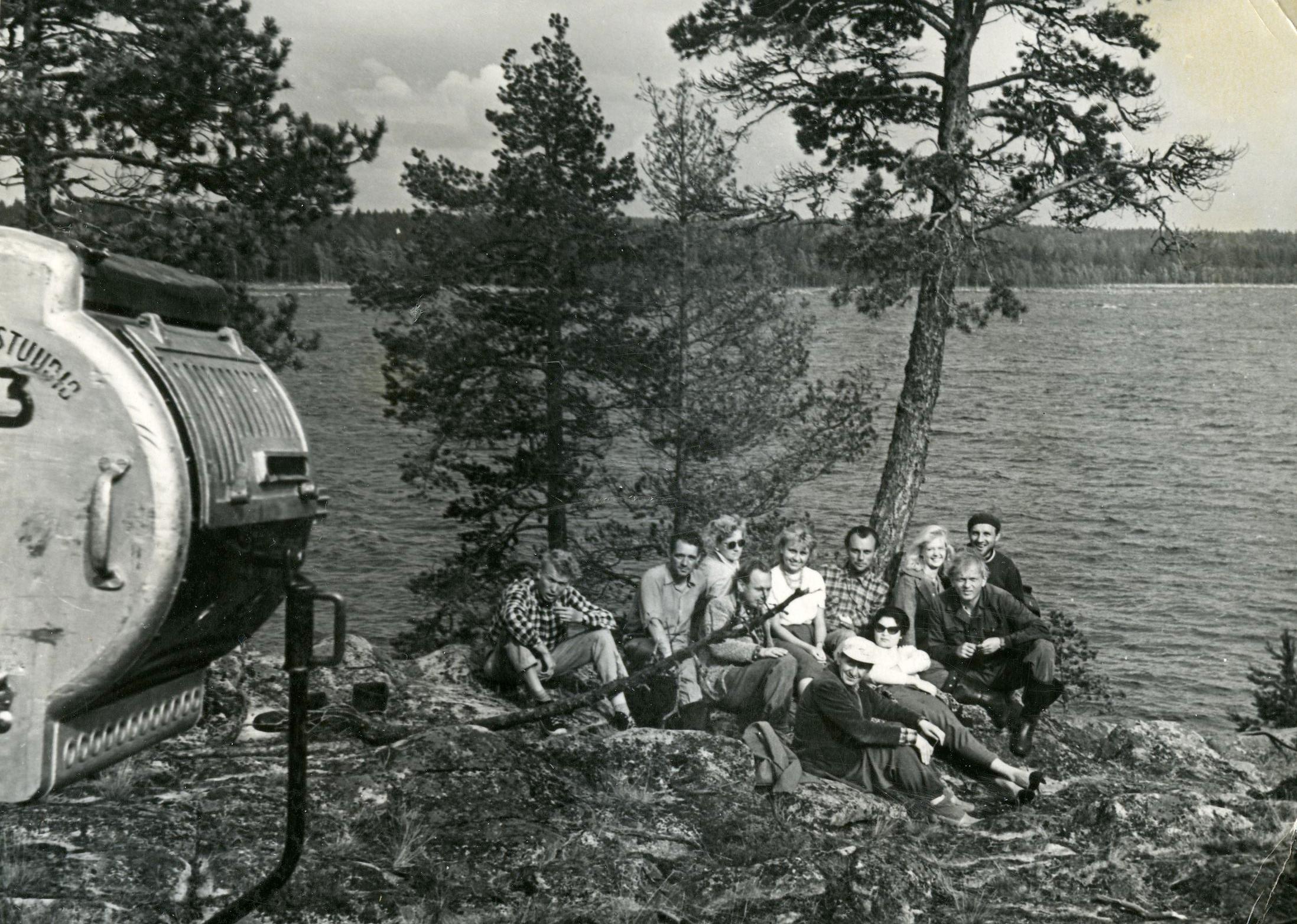 Filmivõtted Karjalas. Operaatori II assistent Teet Taumi, II režissöör Grigori Kromanov, filmigrupi liige Kai Suuna, operaator Harry Rehe, režissöör Jüri Müür