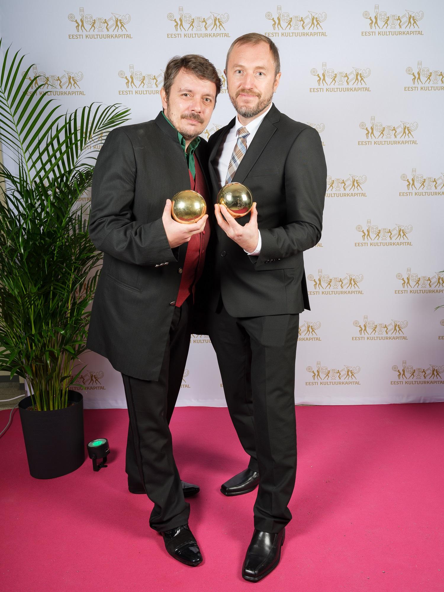 Dokumentaalfilmi Ahto. Unistuste jaht režissöör Jaanis Valk ja dokumentaalfilmi Jagatud valgus režissöör Kullar Viimne Eesti Kultuurkapitalli auhinnagalal - Foto Arbo Rae - Eesti Kultuurkapital