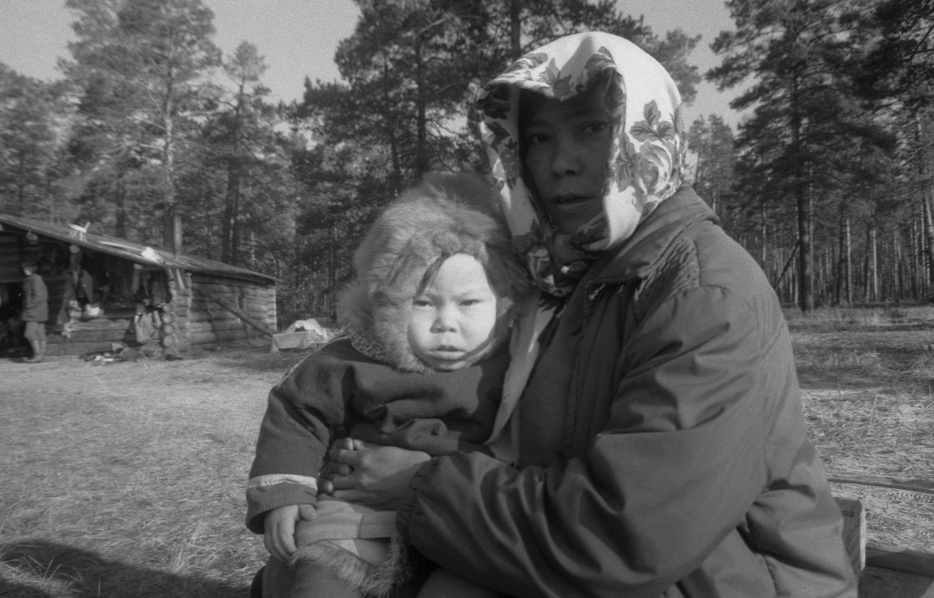 Handi naised ja lapsed tare juures (1988)