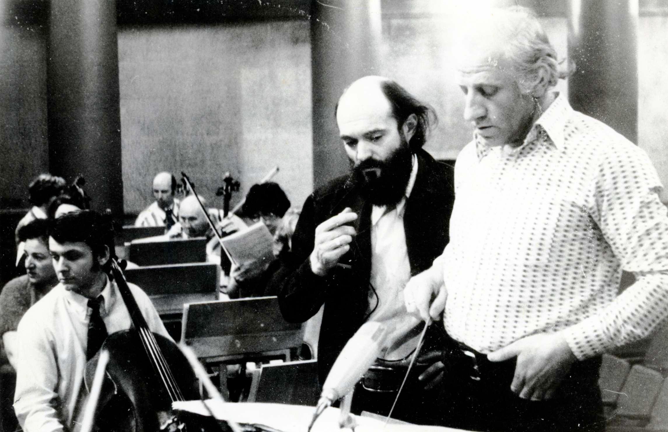 Helilooja Arvo Pärt ja dirigent Džansug Kakhidze Gruusia Riikliku Sümfooniaorkesteri proovis. Tbilisi 1978 - Foto Andres Sööt