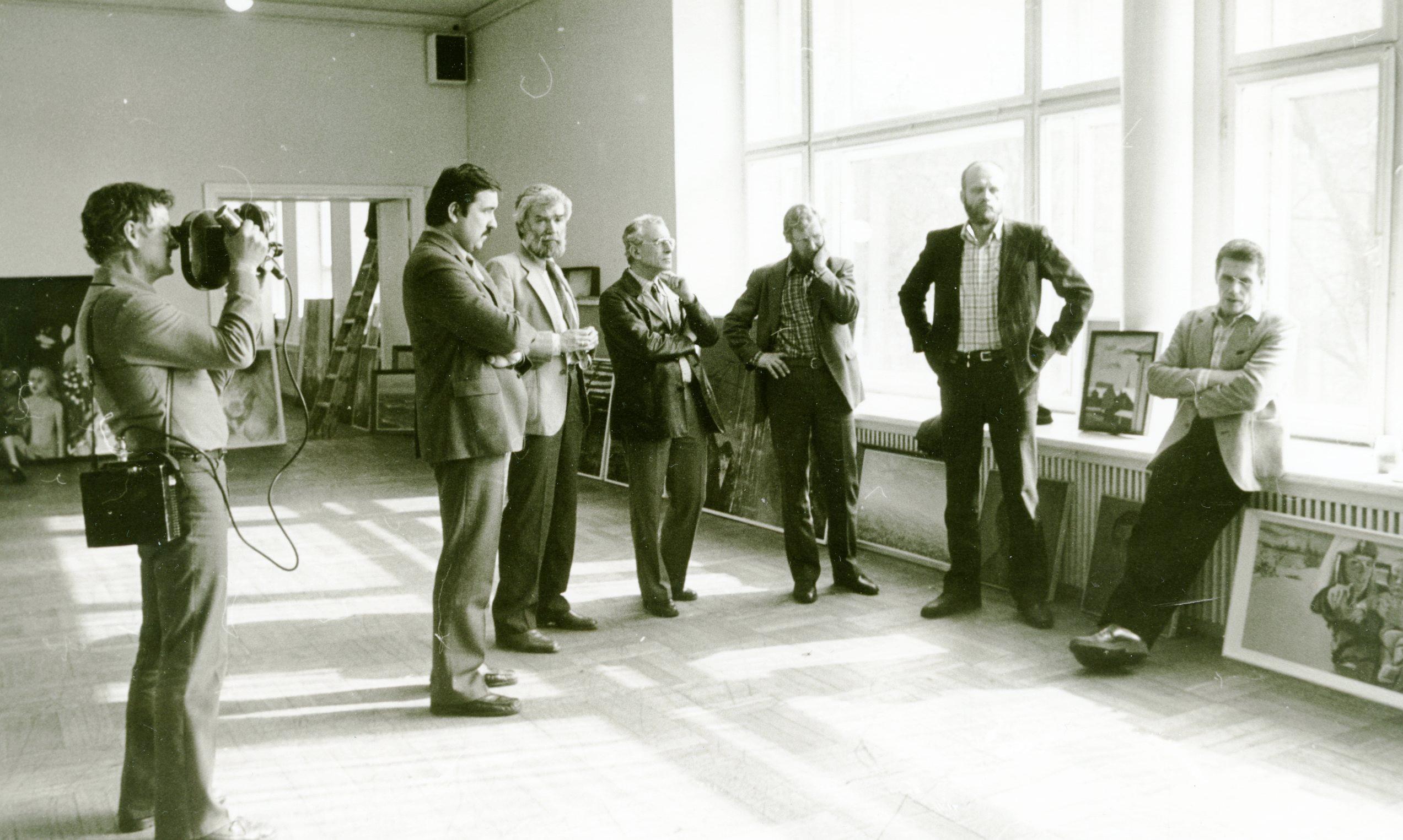 Kunstihoone kevadnäitus 1983. Vasakult: režissöör-operaator Andres Sööt, Kultuuriministeeriumi esindaja, kunstnik Priit Põldroos, kunstiteadlane Boris Bernštein, kunstnik Tiit Pääsuke, kunstnik Jüri Arrak, kunstnik Olev Subbi