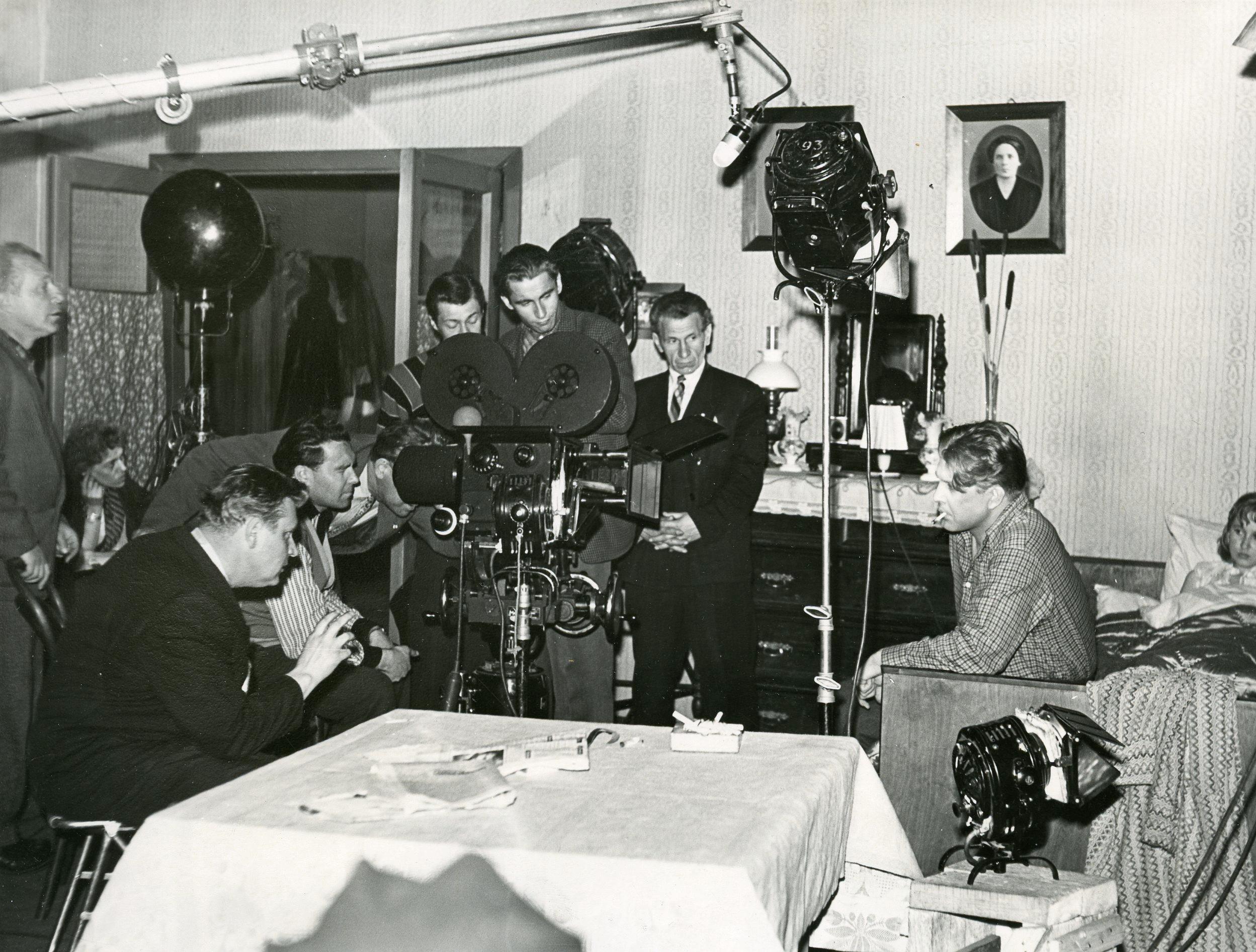 Filmivõtetel - helioperaator Herman Vahtel, II režissöör Ilmar Tammur, operaator Semjon Školnikov, filmigrupi liige Aleksei Juhkum, Tõnise osatäitja Aksel Orav, Riina osatäitja Agnessa Peterson - Foto August Eduard Mõtuste
