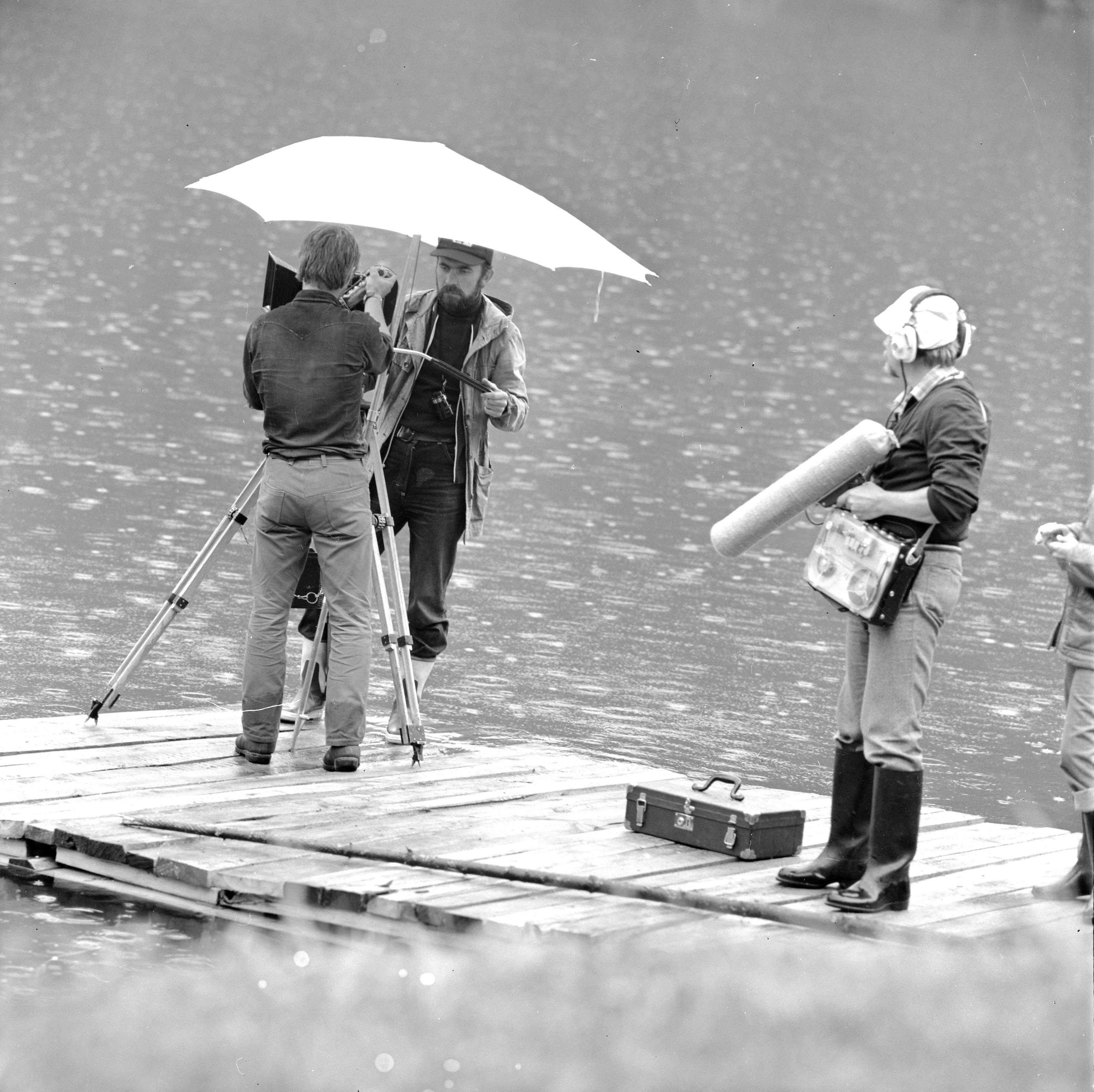 Filmivõtted Kirikumäe järvel Võrumaal. Operaatori assistent Tõnu Põldsaar, operaator Ago Ruus, helioperaator Enn Säde 