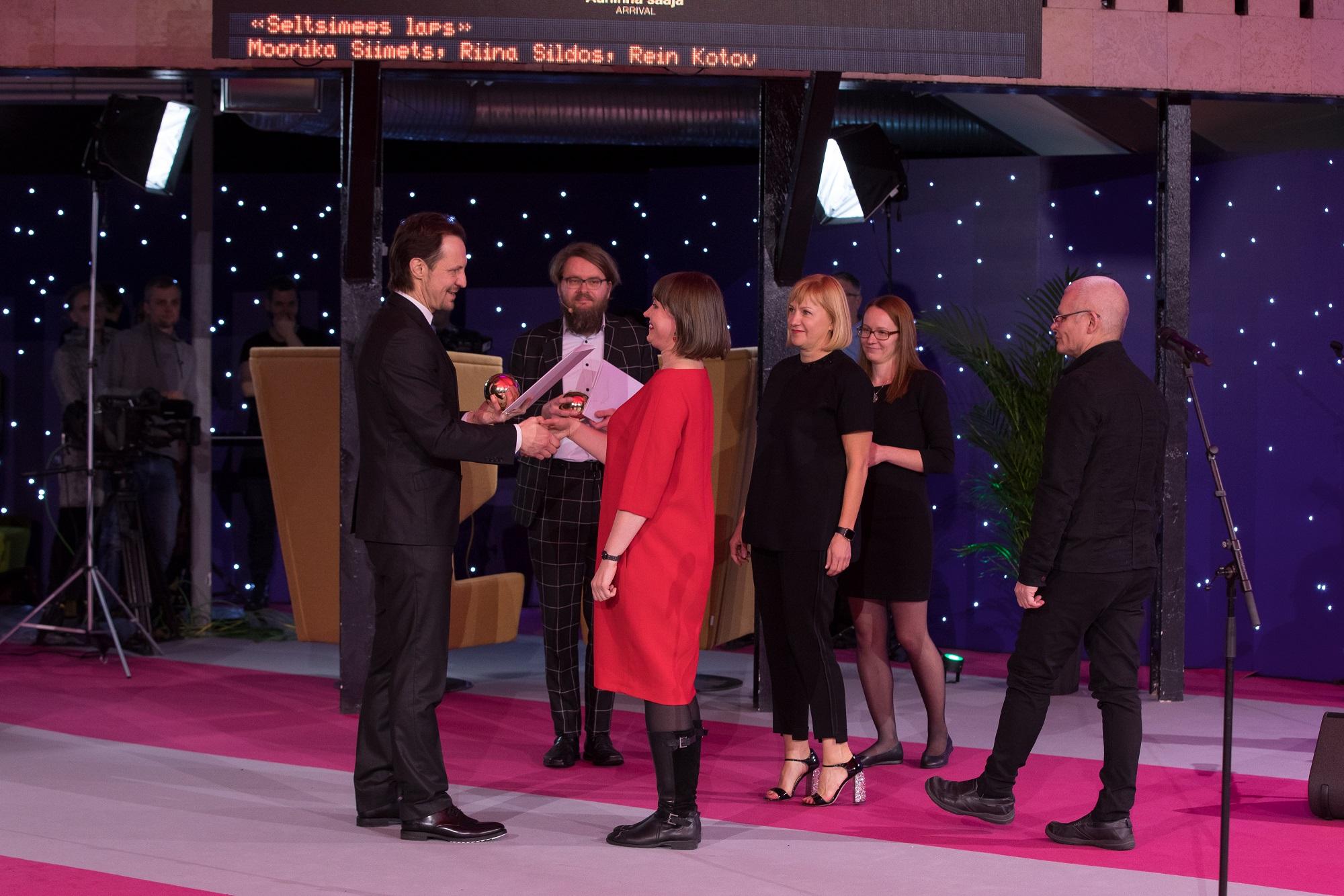 Kultuurkapitali aastapreemia laureaadile audiovisuaalse kunsti valdkonnas, Aasta film 2018 Seltsimees laps režissöörile Moonika Siimetsale annab preemia üle kultuuriminister Indrek Saar - Foto Egert Kamenik - Eesti Kultuurkapital