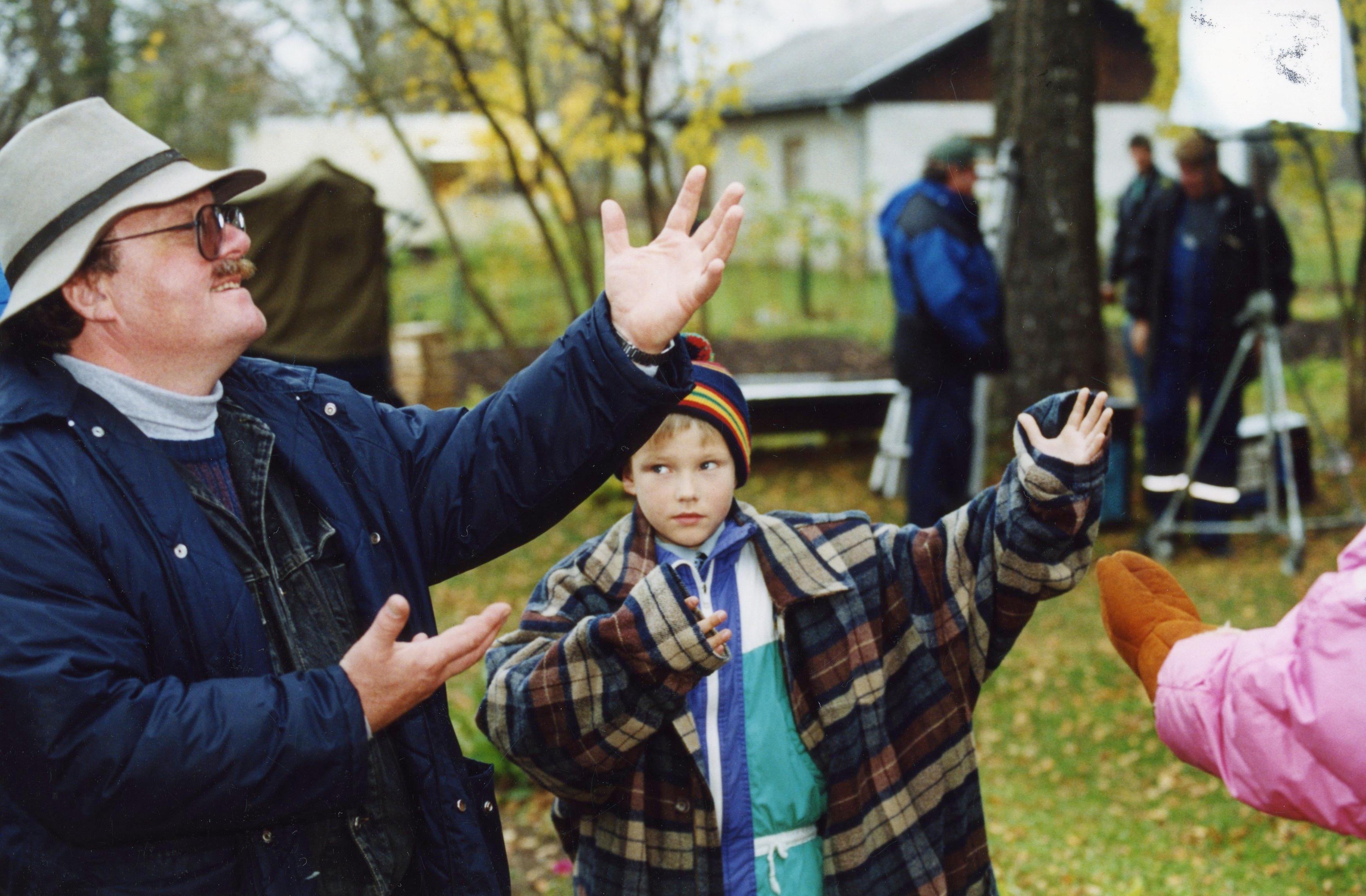 Filmivõtetel - Stsenarist ja režissöör Peeter Simm, Pavo osatäitja Atis Tenbergs