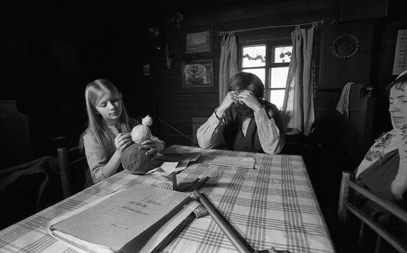 Näitlejaproov Mihkli-Jaanil: Kadriann Soosar, Peep Ilmet ja Kersti Kreismann. 