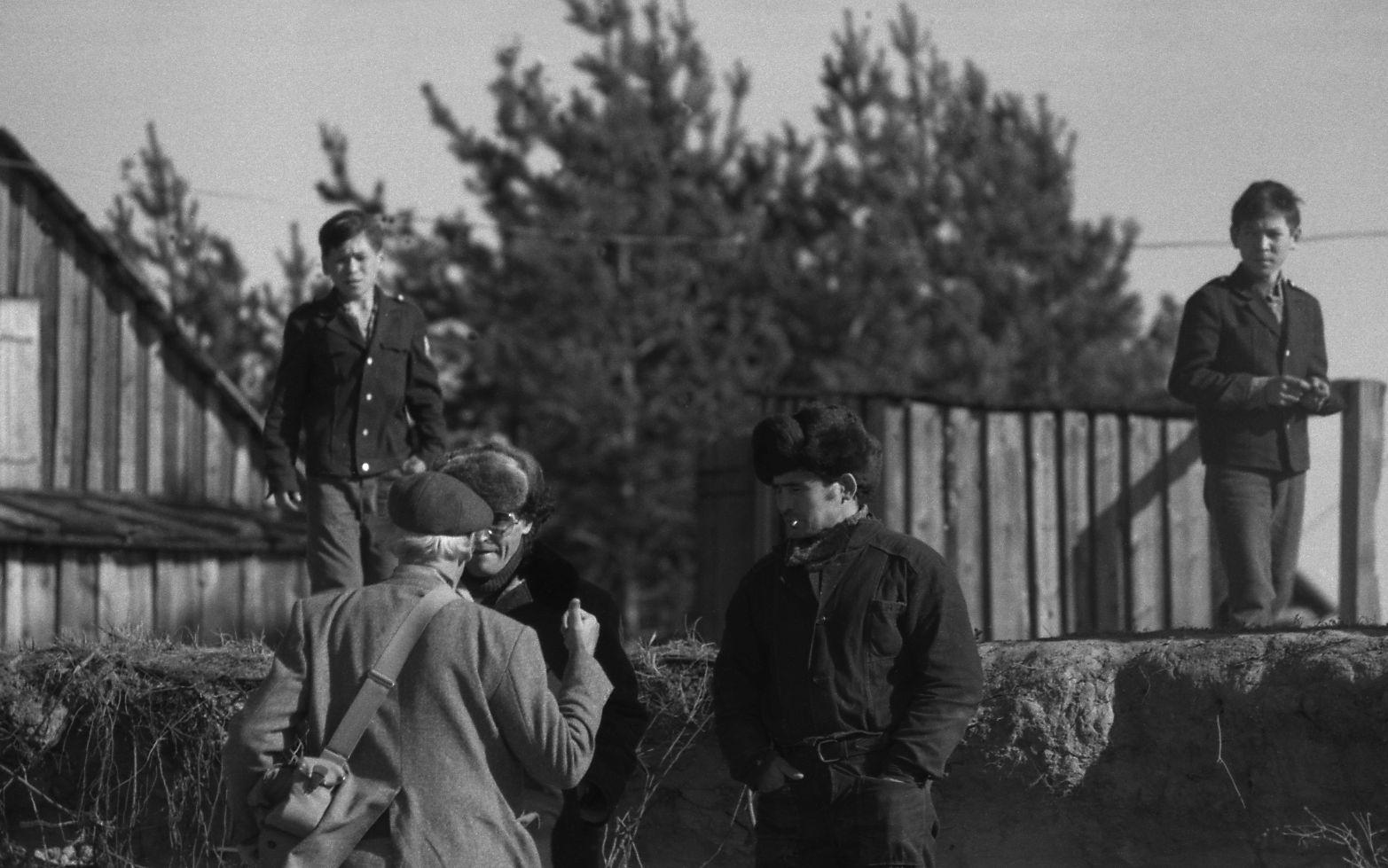 Filmigrupi peatus Agani külas (1985) -  Foto Enn Säde