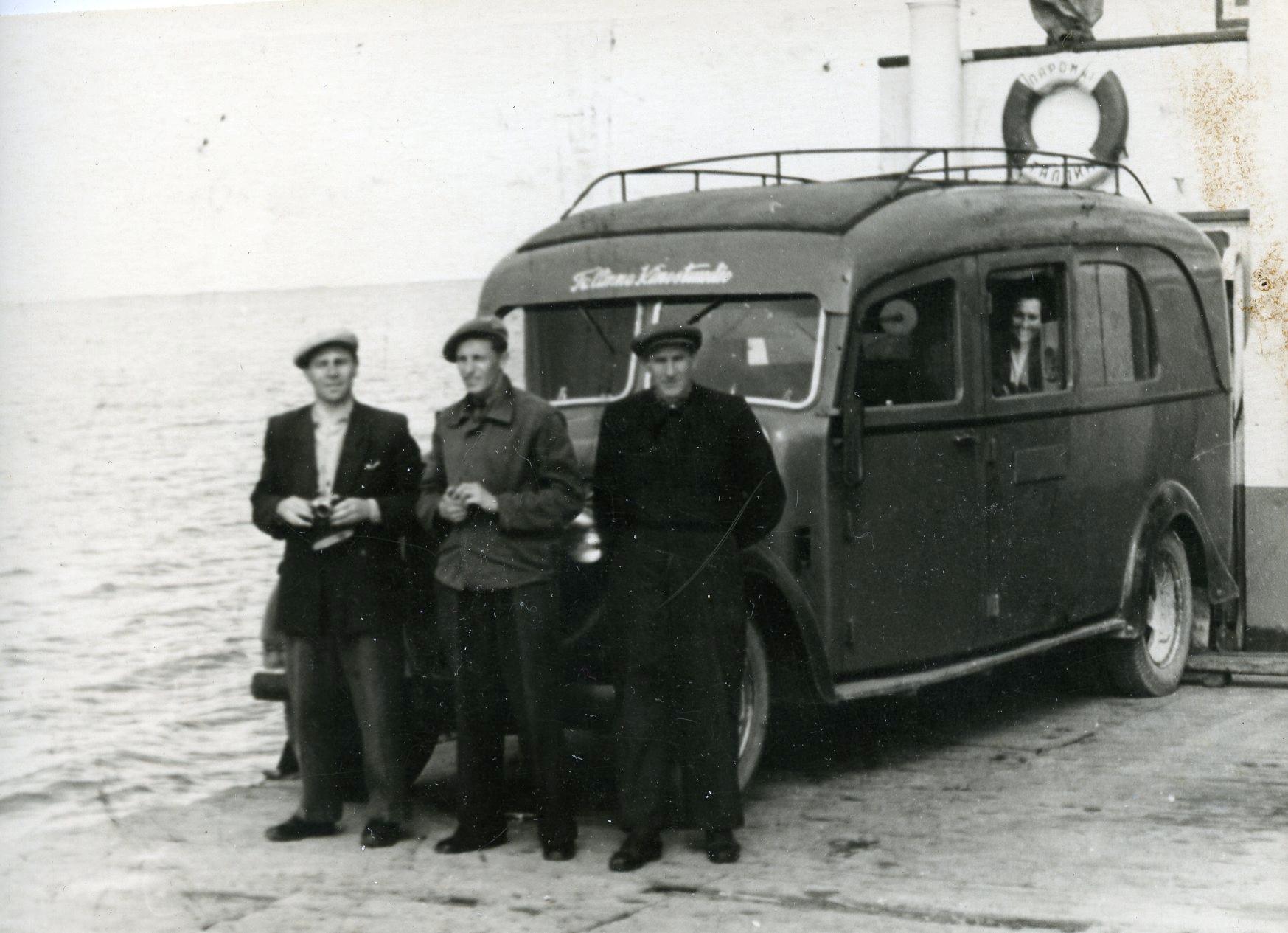 Filmistuudio helibuss Ford V8, Tallinnasse toodud Saksamaalt 1938. a.
Operaator Semjon Školnikov fotoaparaadiga Fed, helioperaator Raimond Schönberg, kinomehhaanik Aino Tarming, 1950ndate algus
