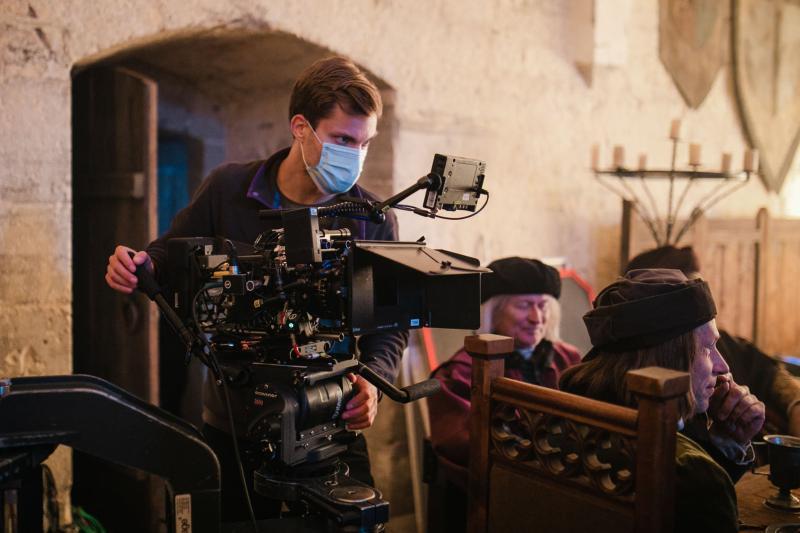 Mängufilm Apteeker Melchior (2022) - Fotod Robert Lang, Liisabet Valdoja, Jan Viljus, Eneli Rohtla, Ilja Smirnov, Anastassia Volkova, Gerli Tooming - Taska Film, Nafta Films, Apollo Film Productions, HansaFilm